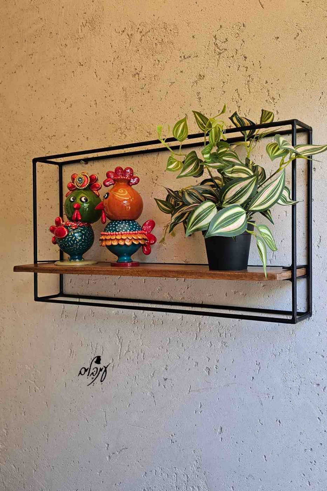מדף עץ במסגרת כפולה