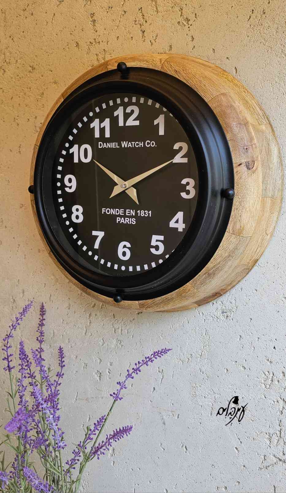 שעון עץ משולב ברזל שחור