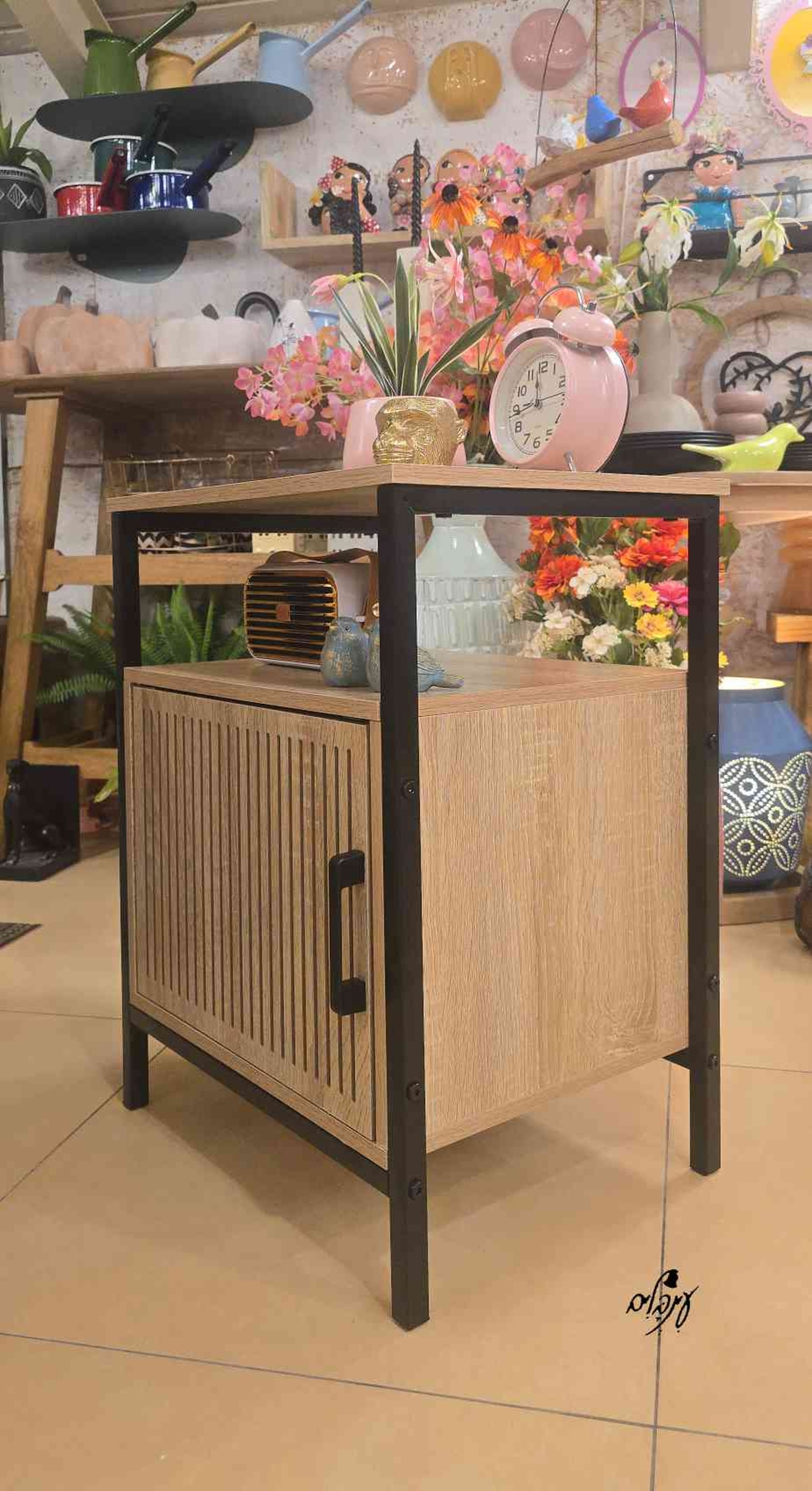 ארונית צד מעוצבת פסים שחורה