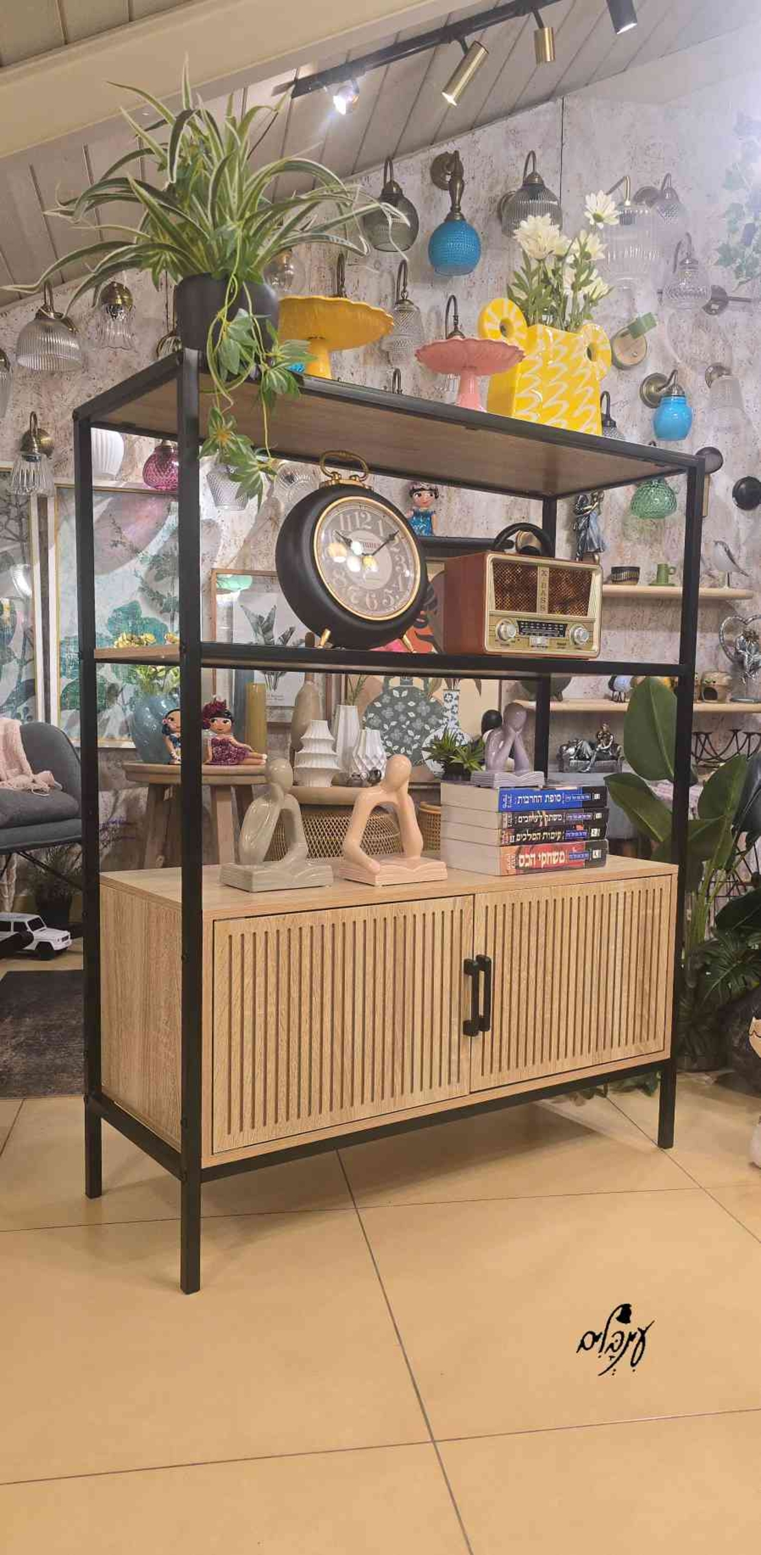 ארונית ספריה מעוצבת פסים