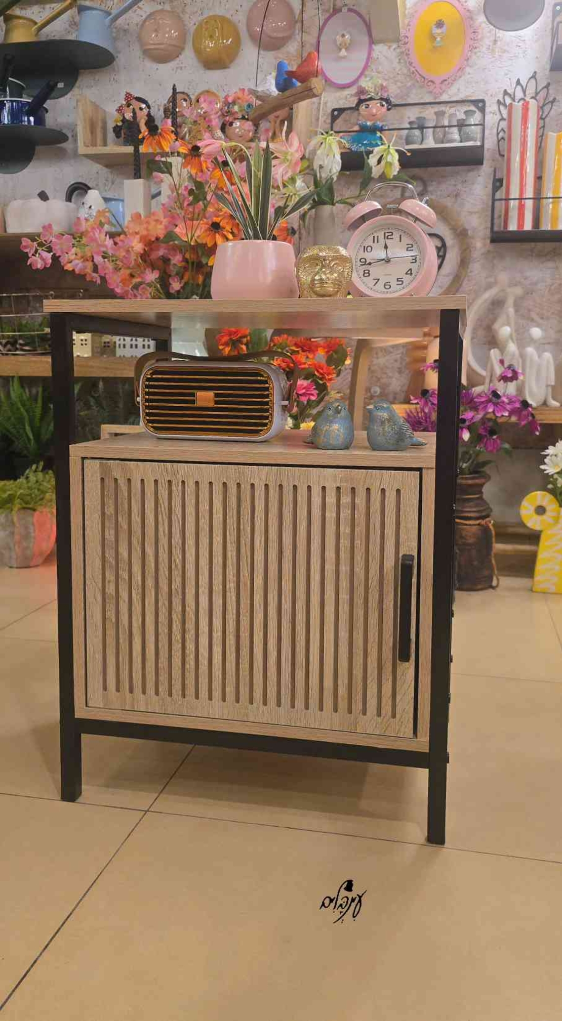 ארונית צד מעוצבת פסים שחורה