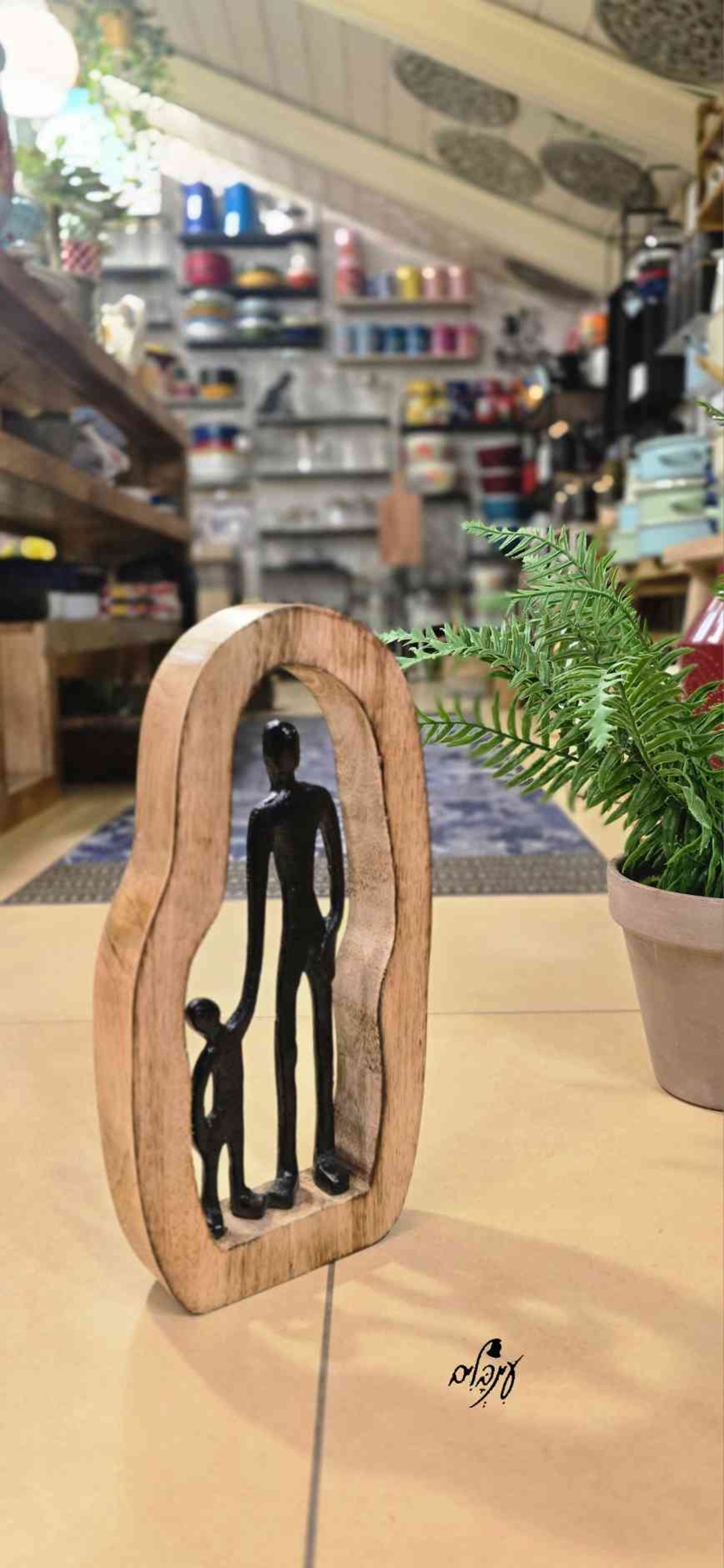 פסל אב ובן במסגרת עץ