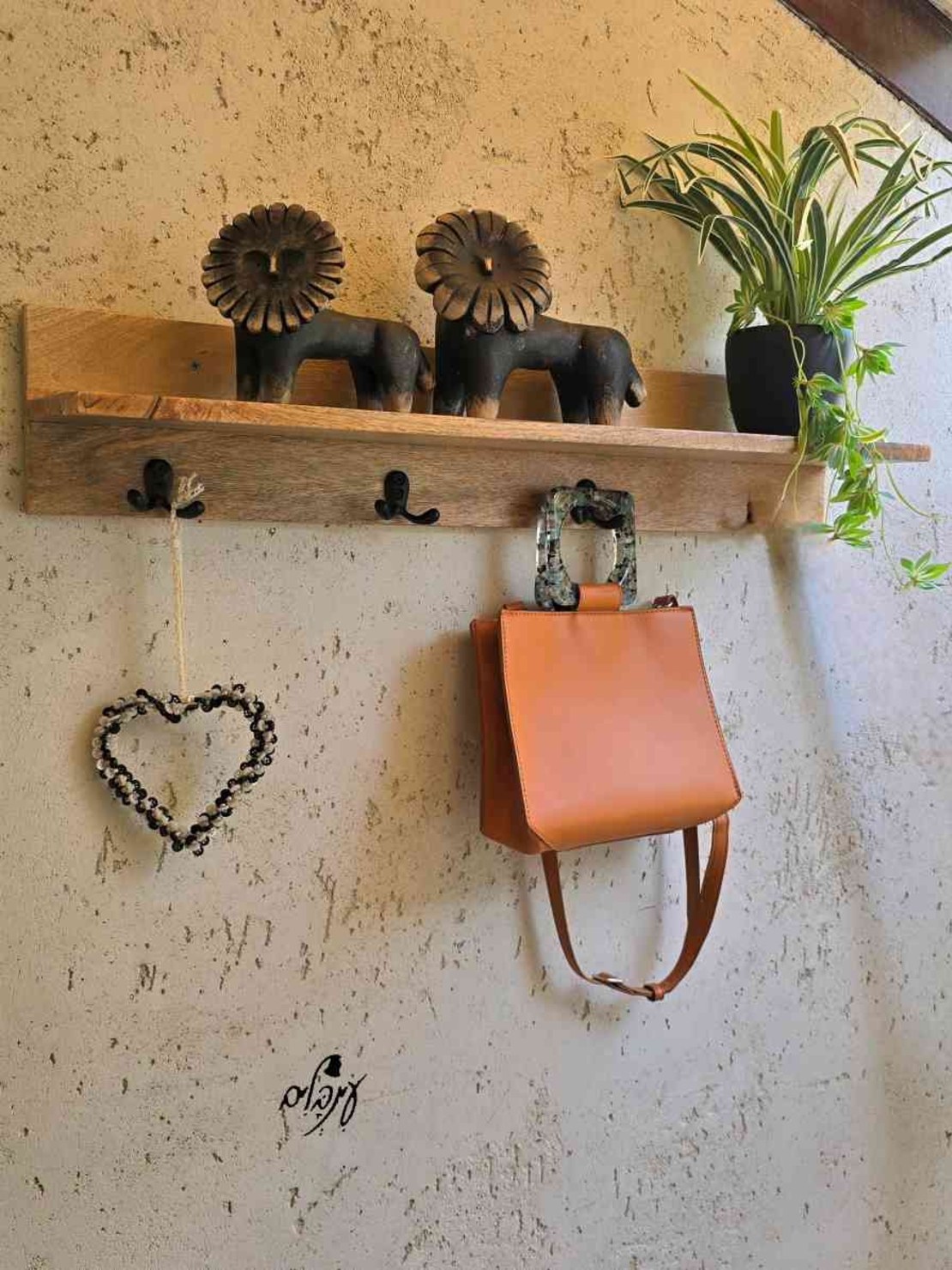 מדף עץ ווים