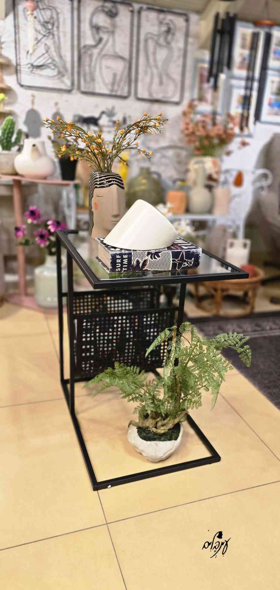 שולחן צד, נשכן משולב