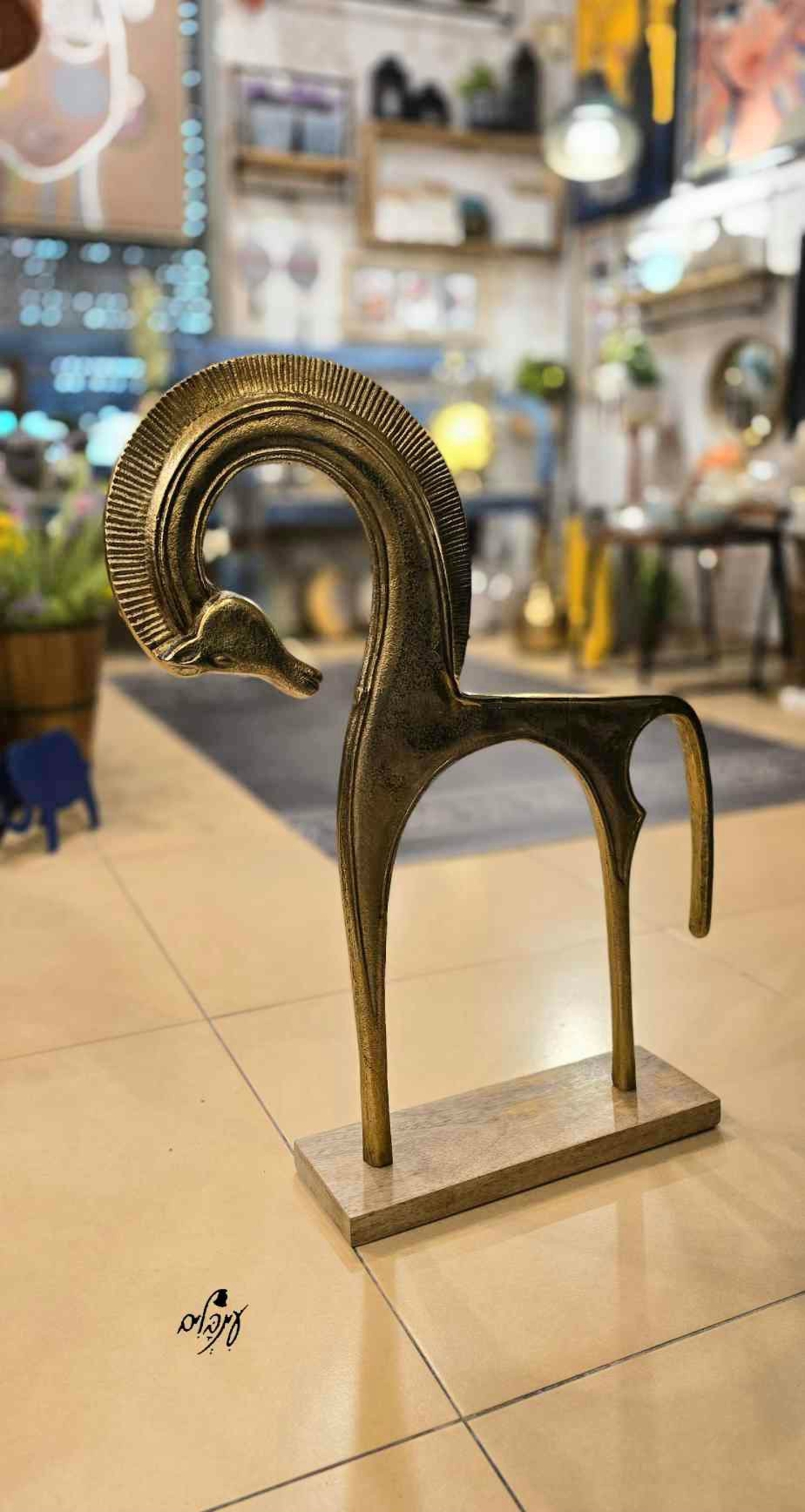 סוס ברזל מוזהב ענק