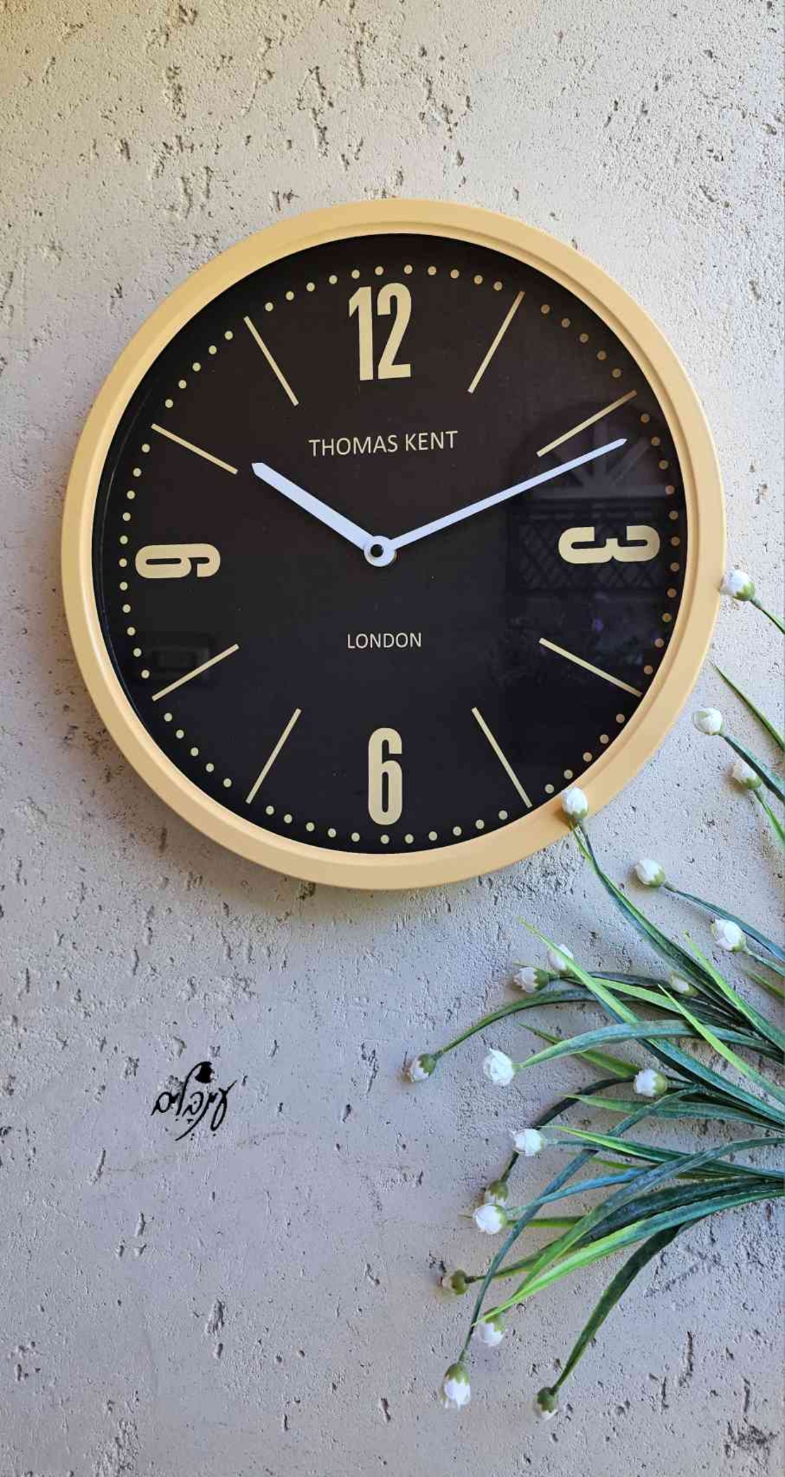 שעון קיר צהוב רקע שחור