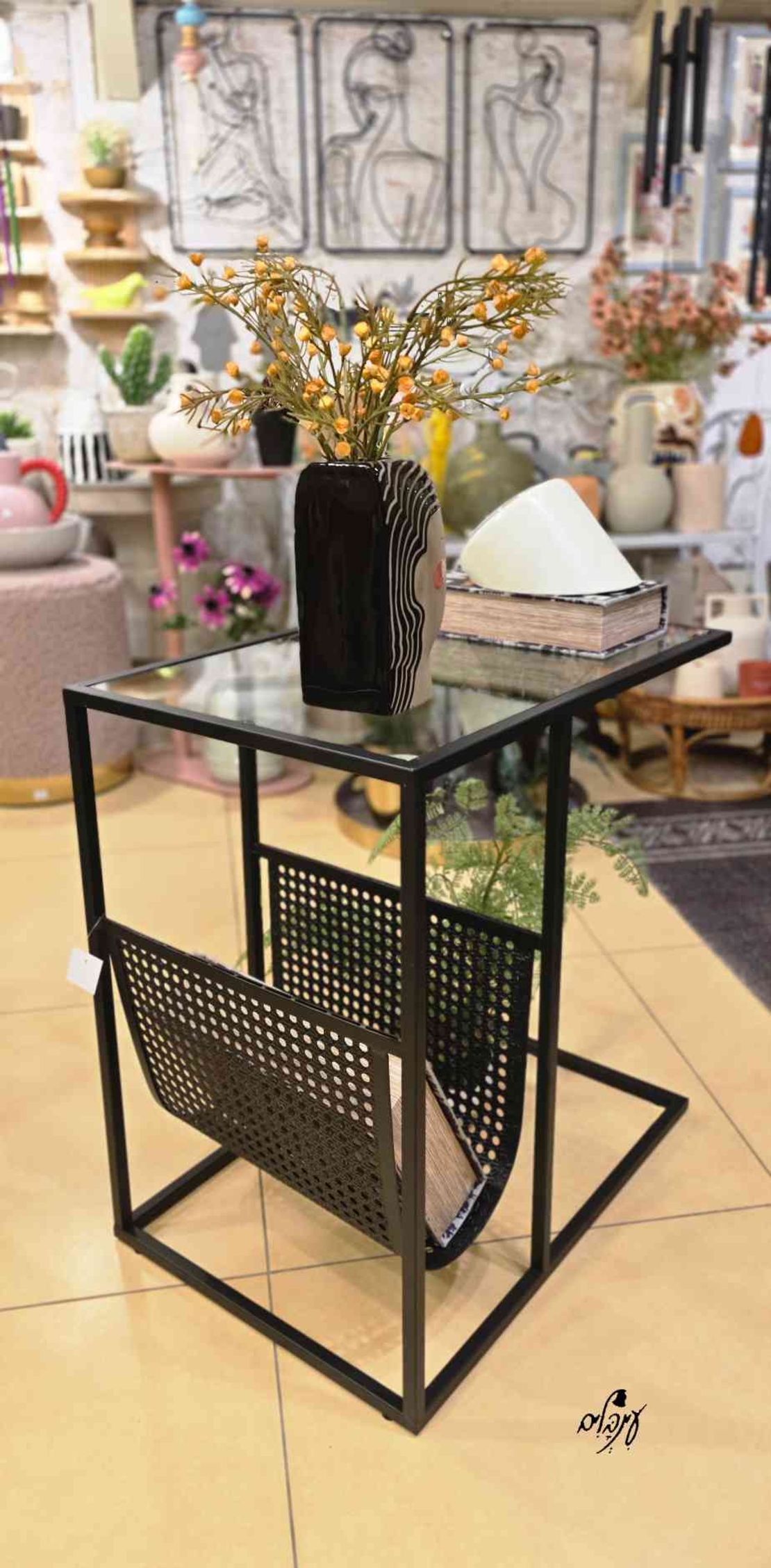 שולחן צד, נשכן משולב