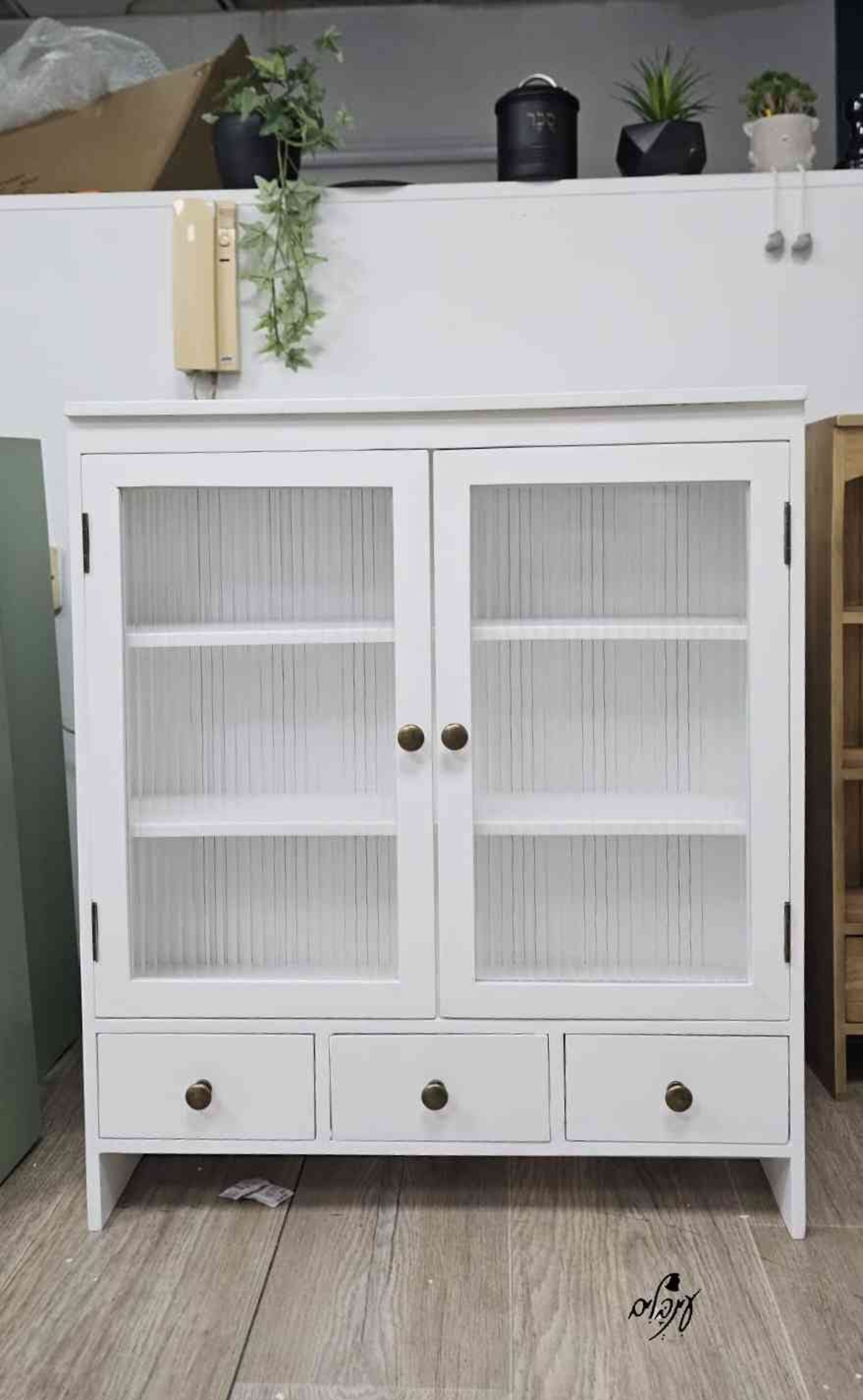 ארונית פסים לבנה