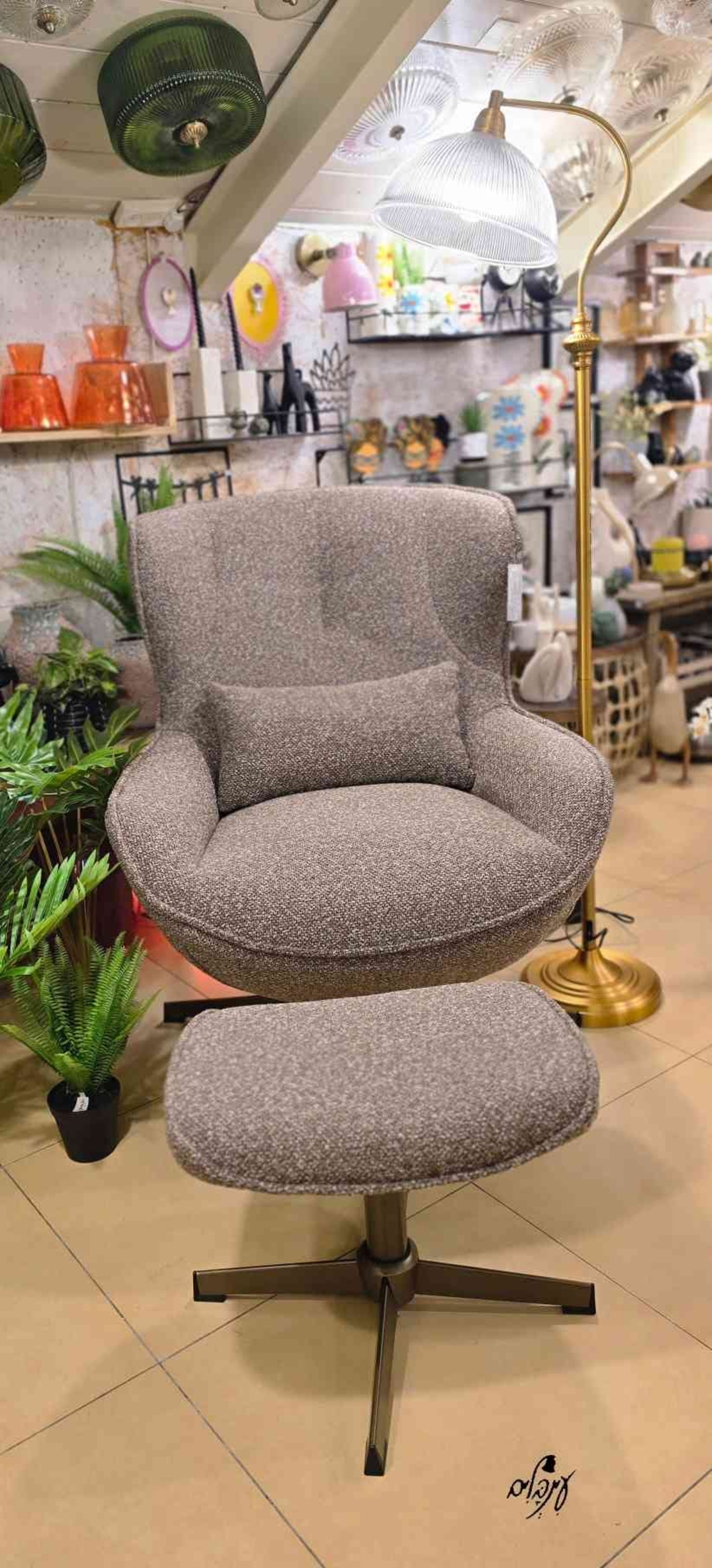 כורסת בנקר והדום