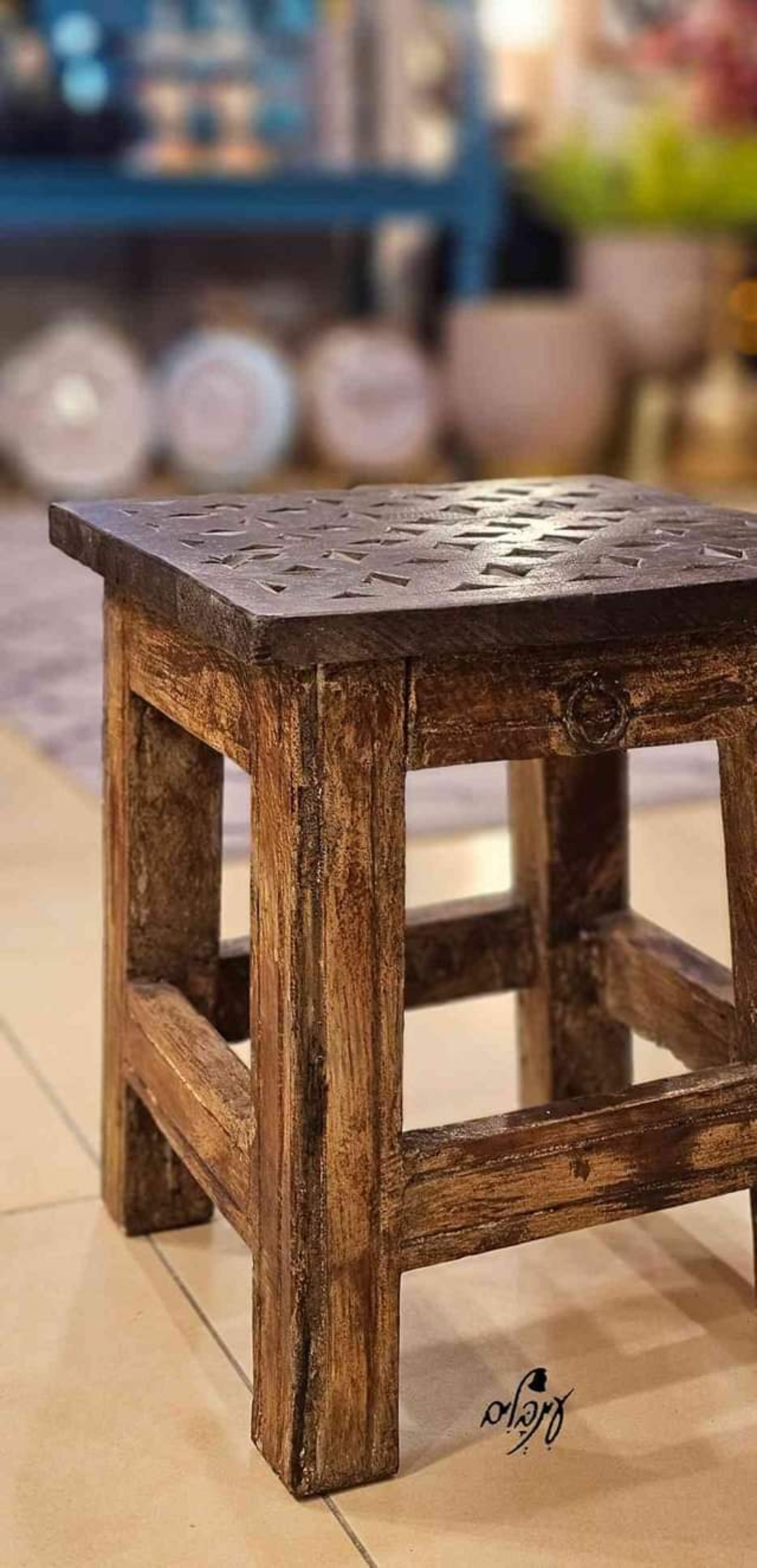 שרפרף קטן עם מגירה