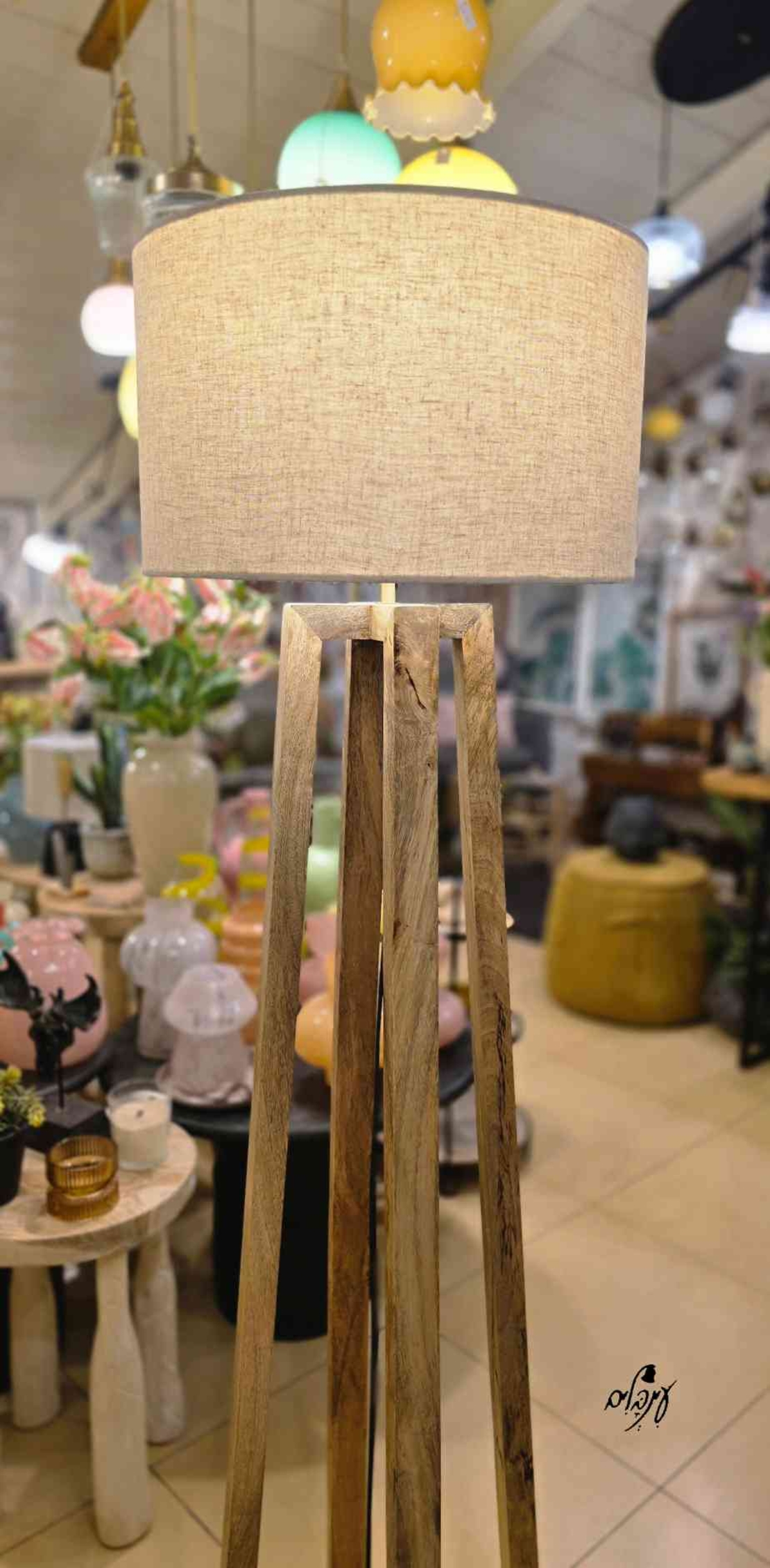 מנורת רגל עץ שי