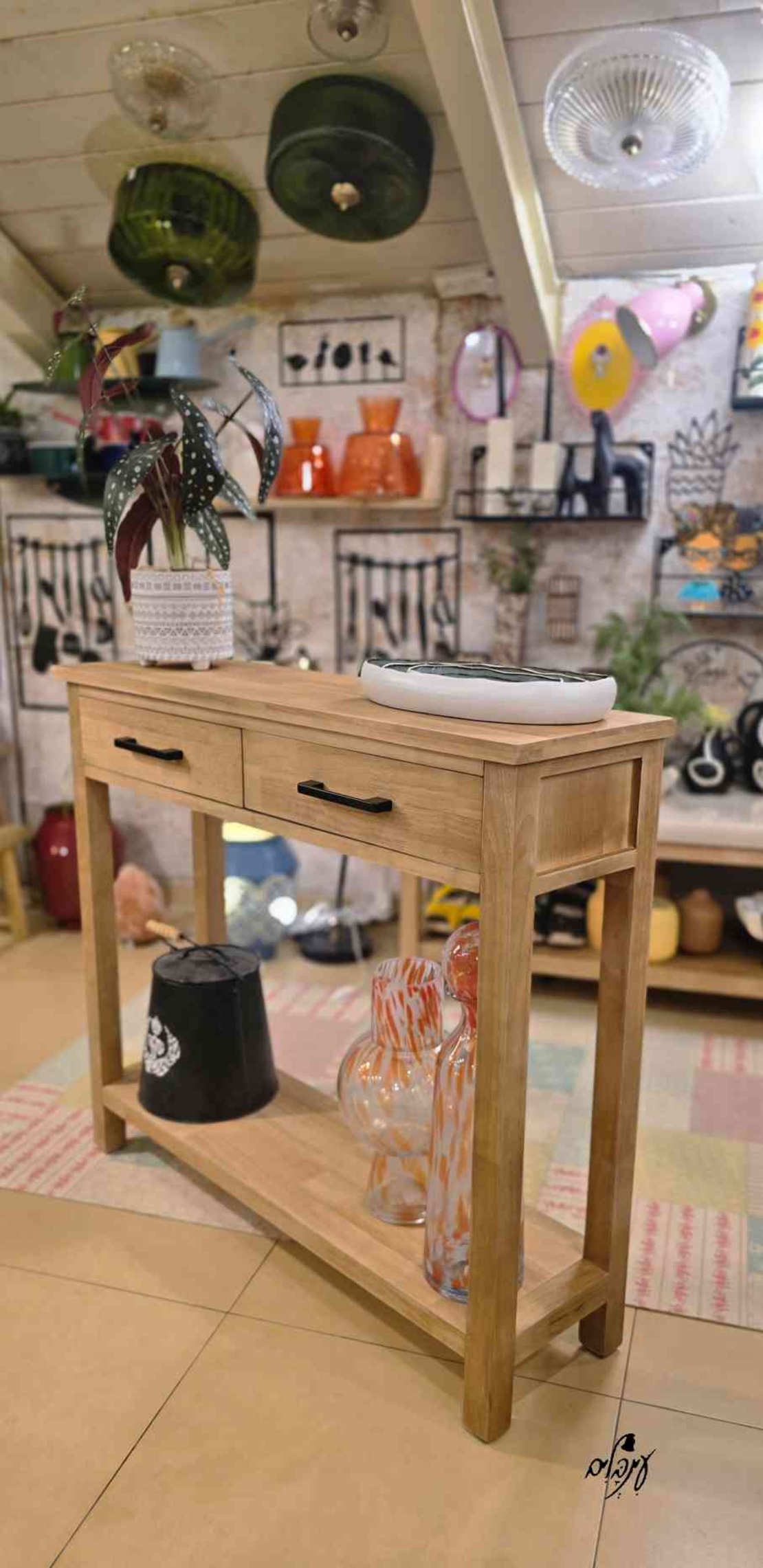 קונסולת וורה צרה