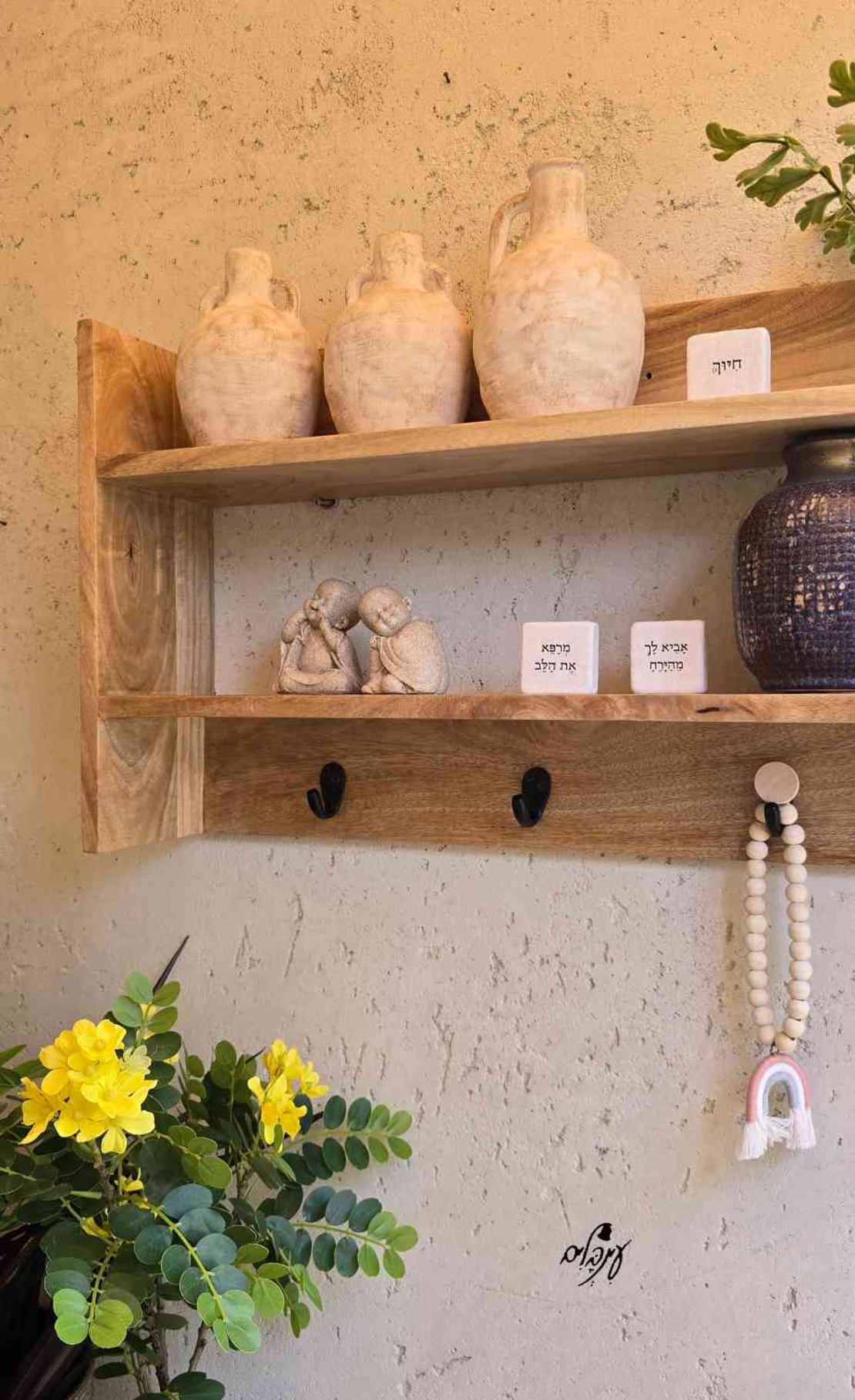 מדף קומותיים עם ווים