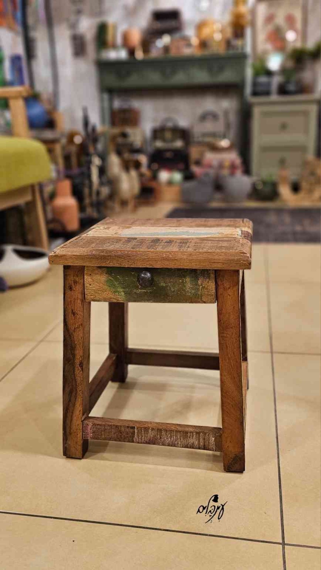 שרפרף עץ ממוחזר עם מגירה