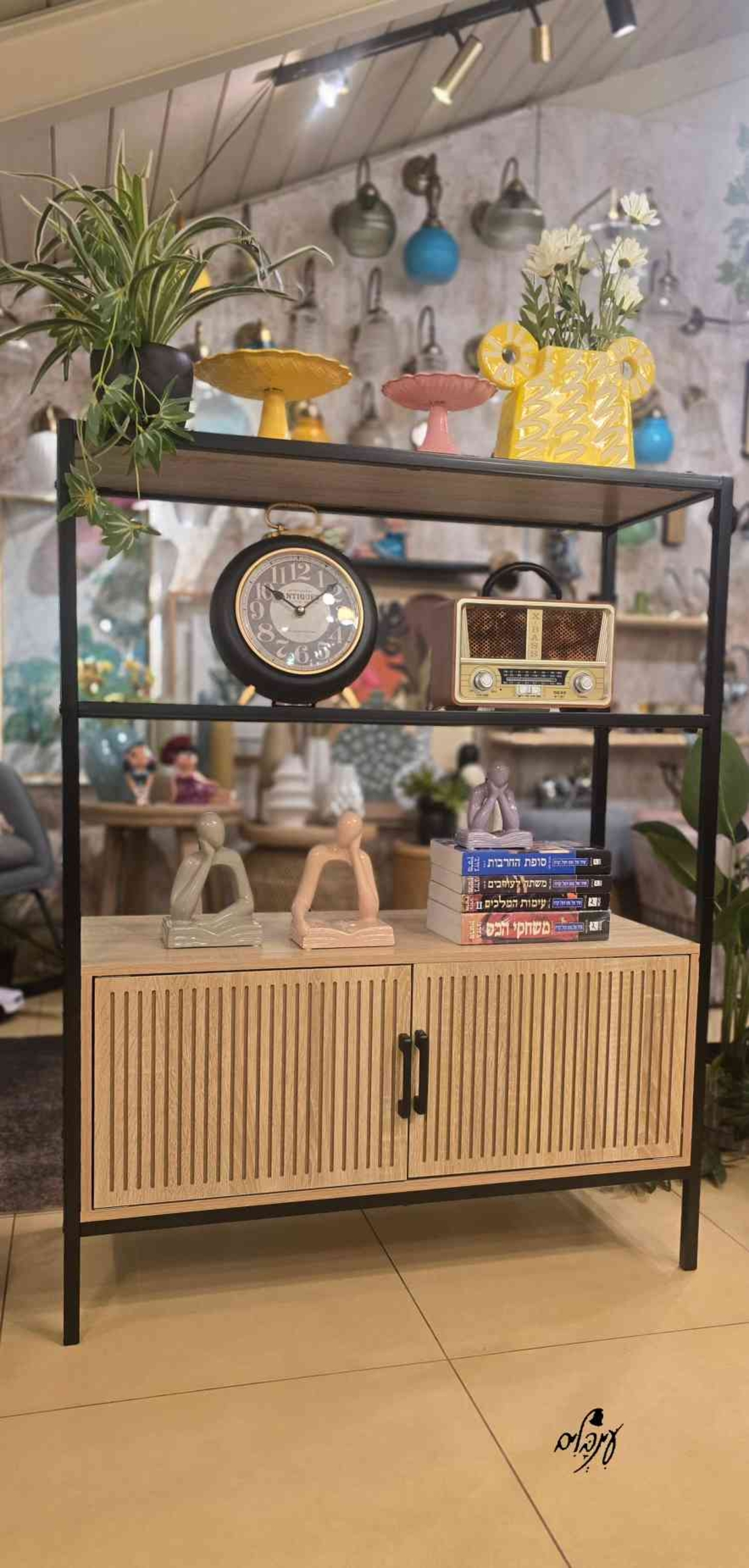 ארונית ספריה מעוצבת פסים