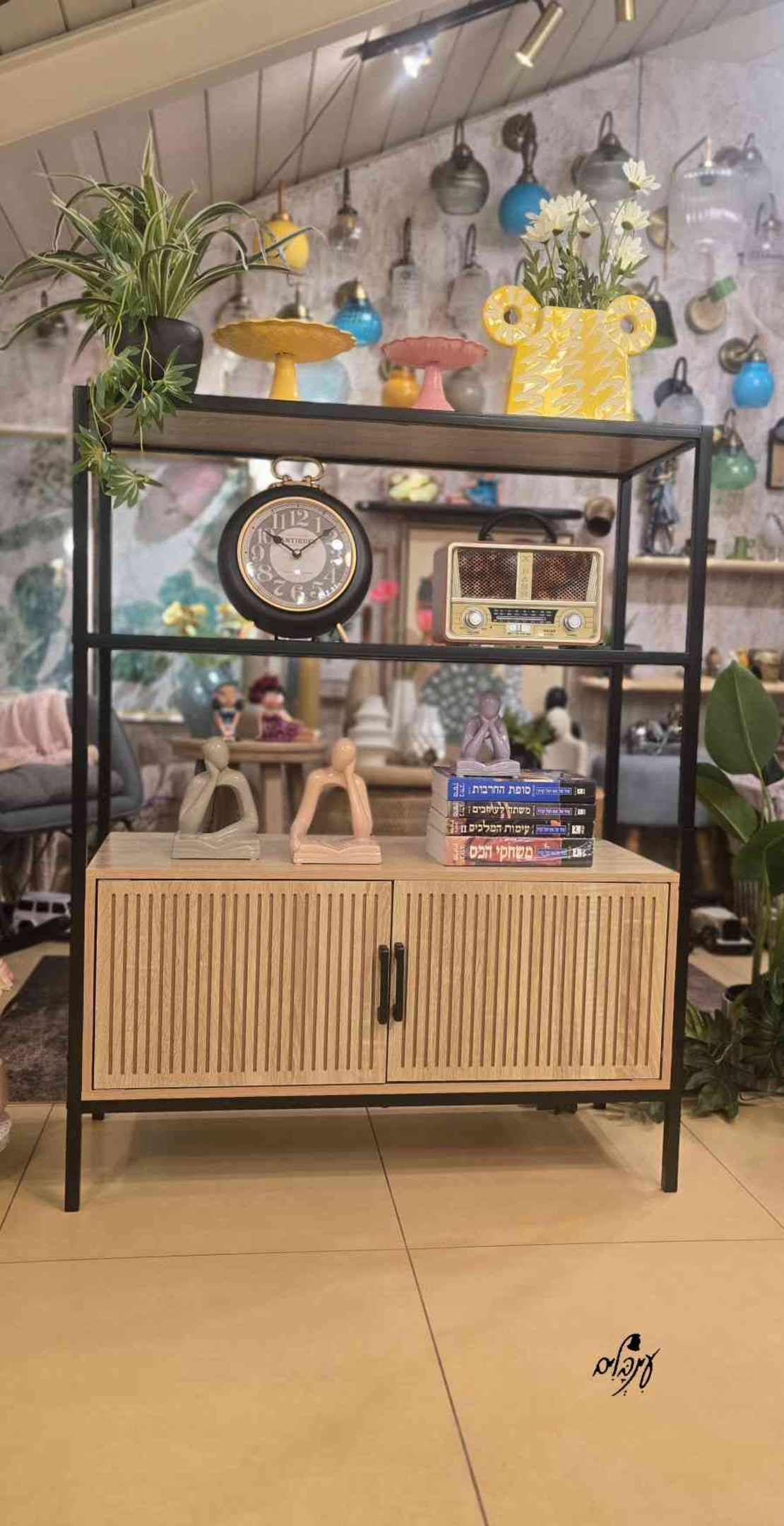 ארונית ספריה מעוצבת פסים