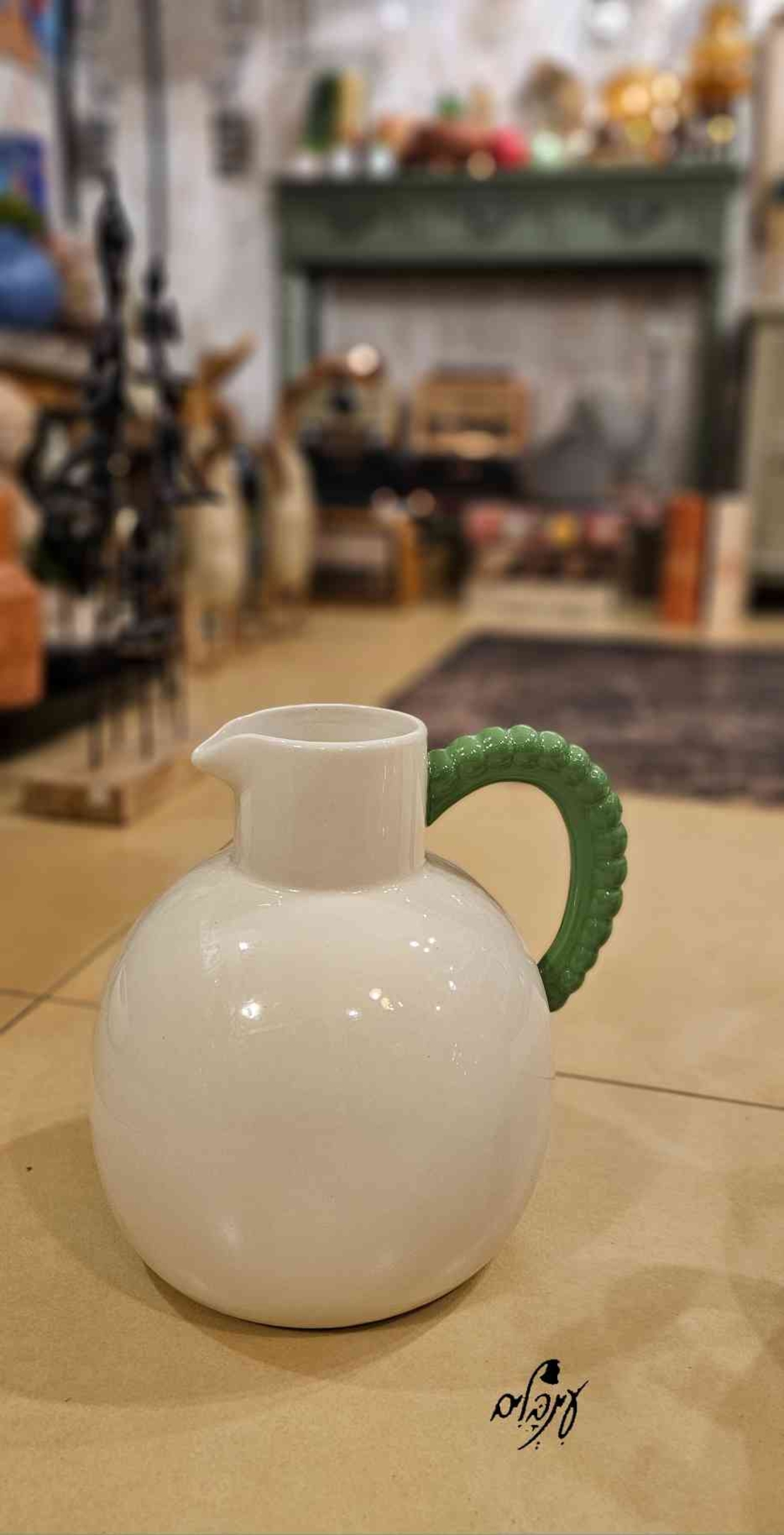 קנקן מעוצב לבן