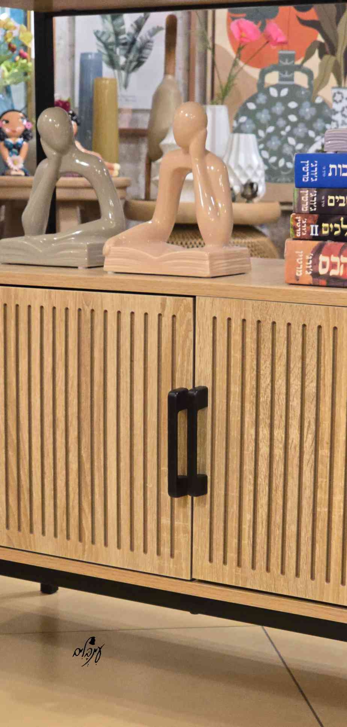 ארונית ספריה מעוצבת פסים