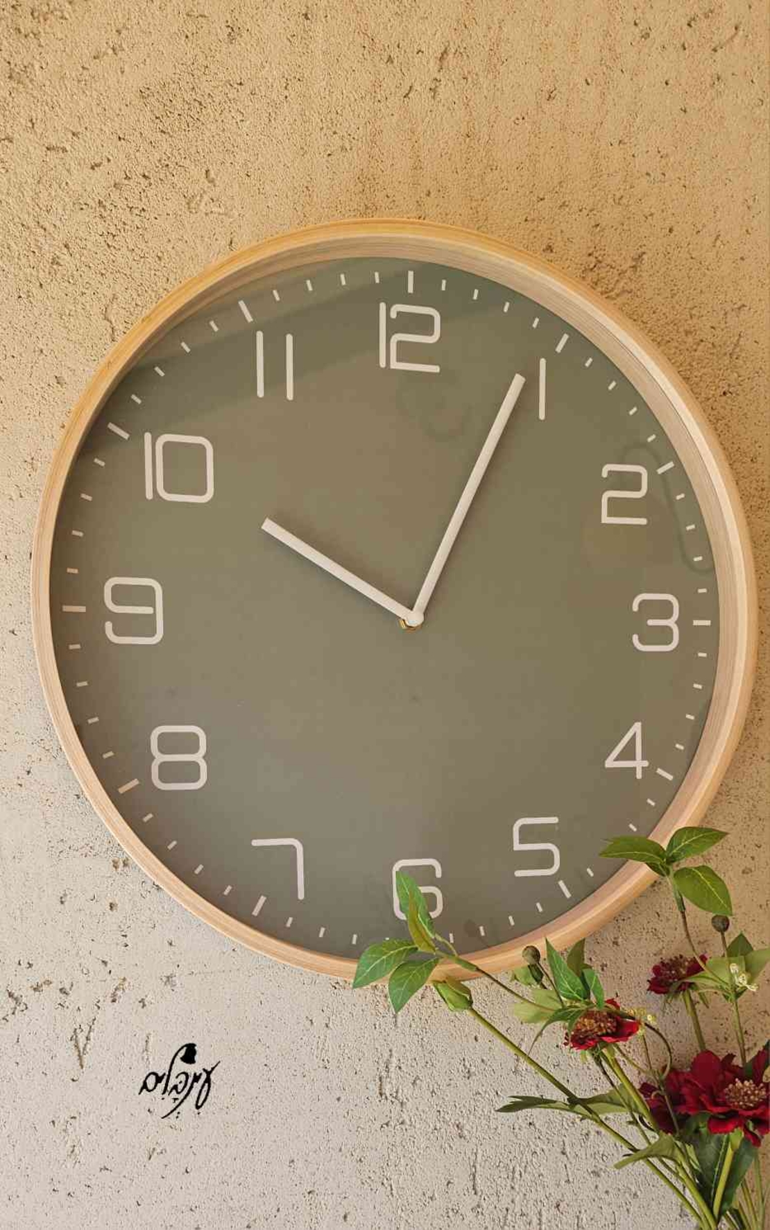 שעון עץ ירוק