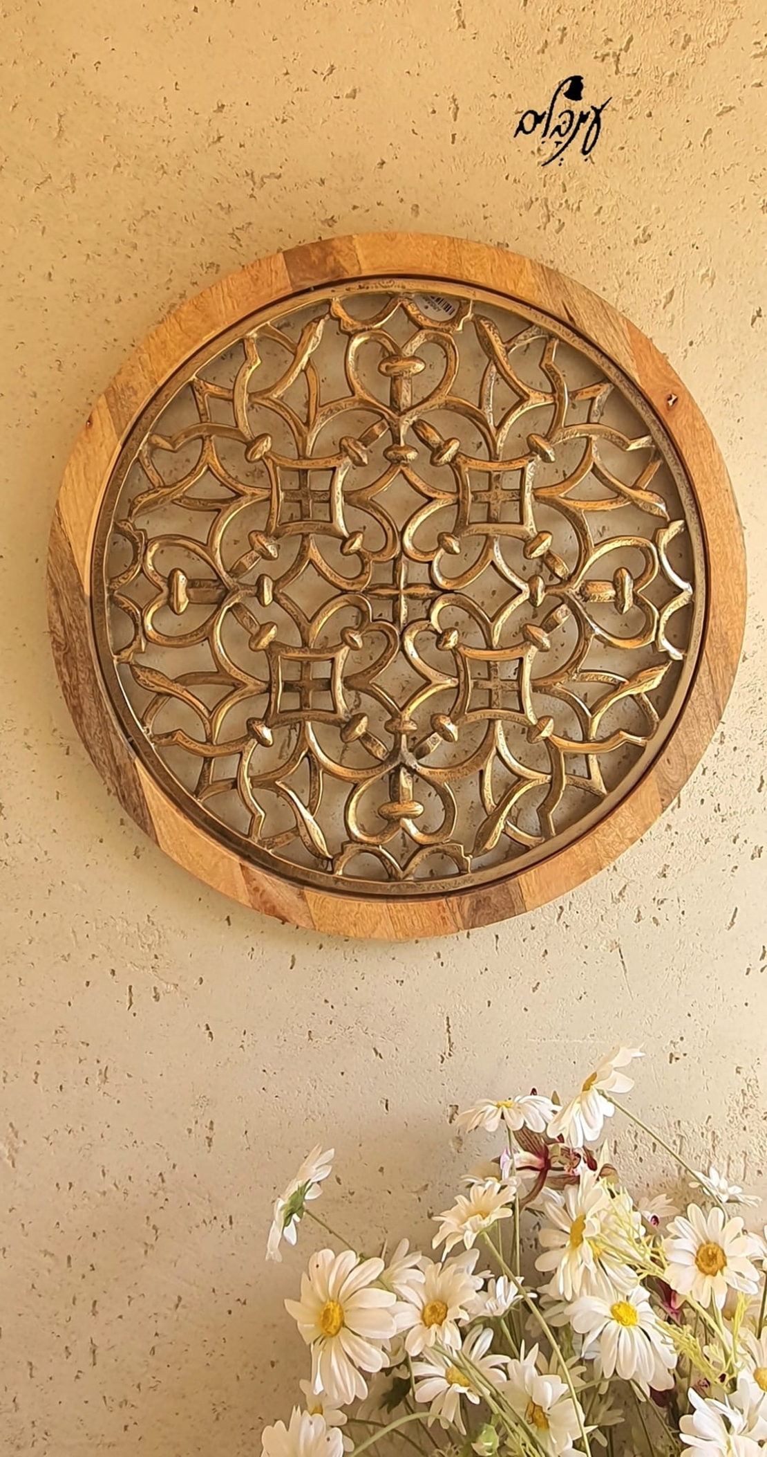 משרביה מאלומיניום מוזהב ועץ
