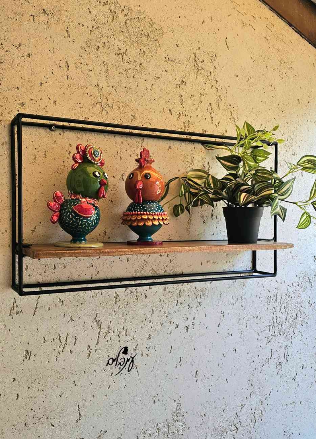 מדף עץ במסגרת כפולה