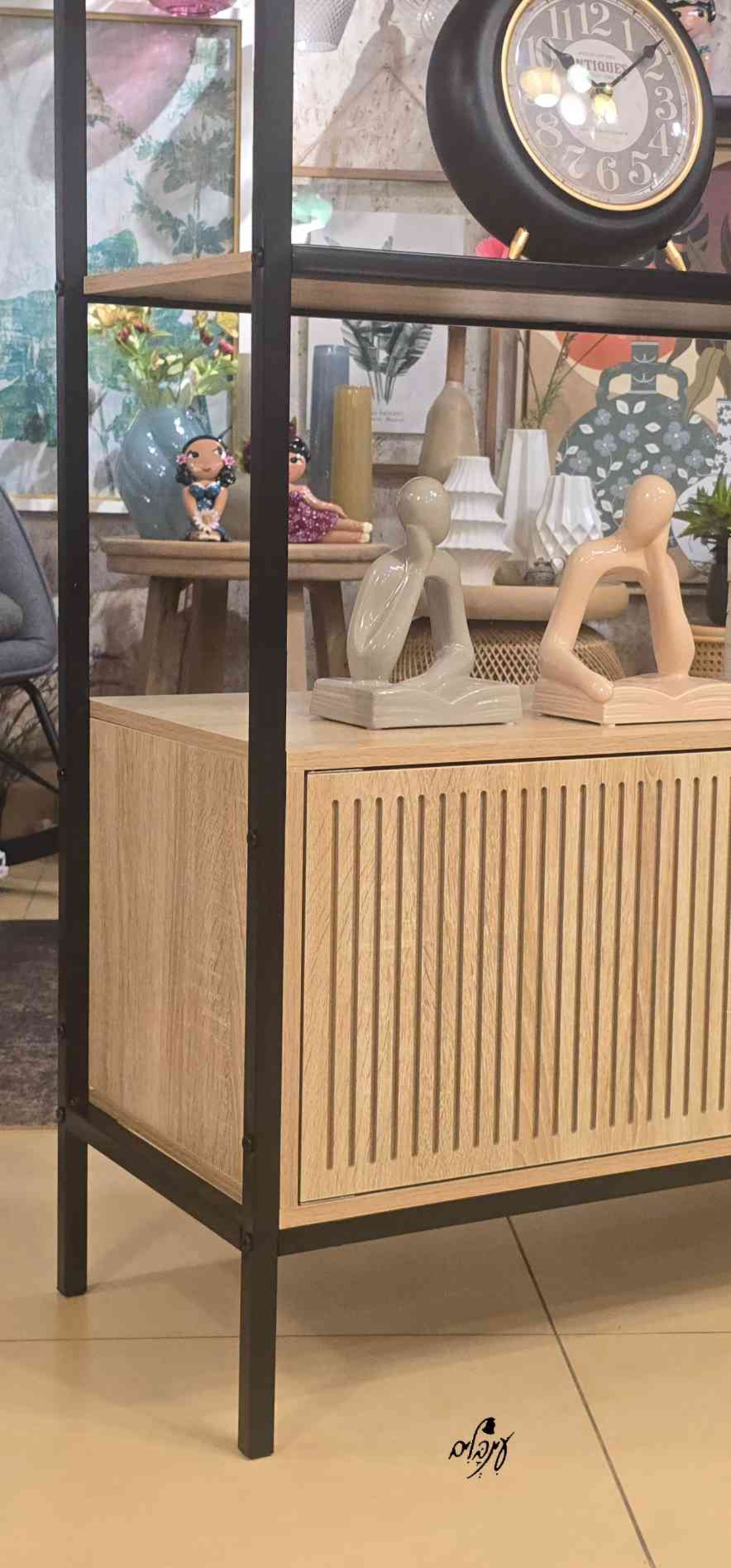 ארונית ספריה מעוצבת פסים