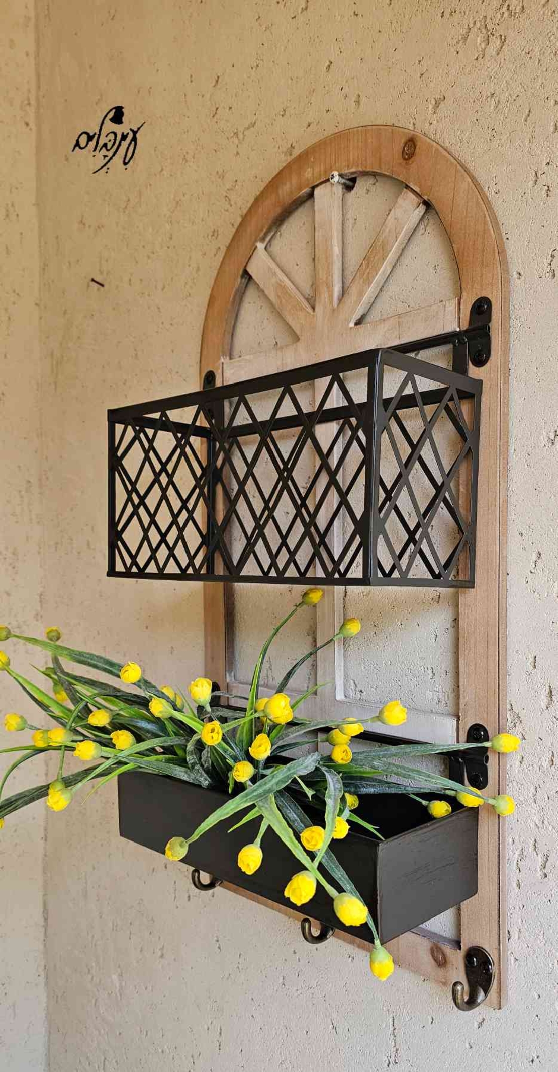 חלון דקורטיבי עם אדניות