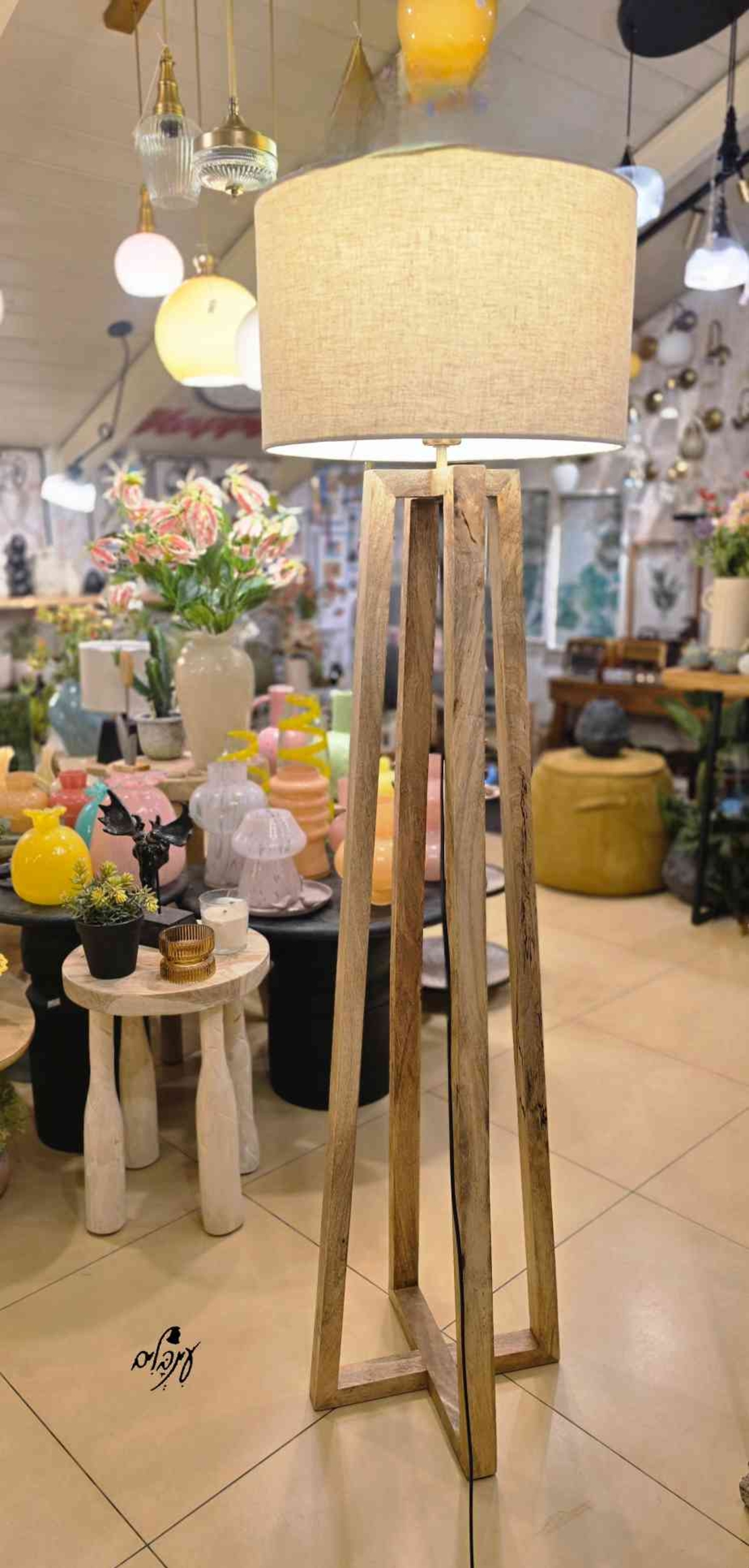 מנורת רגל עץ שי