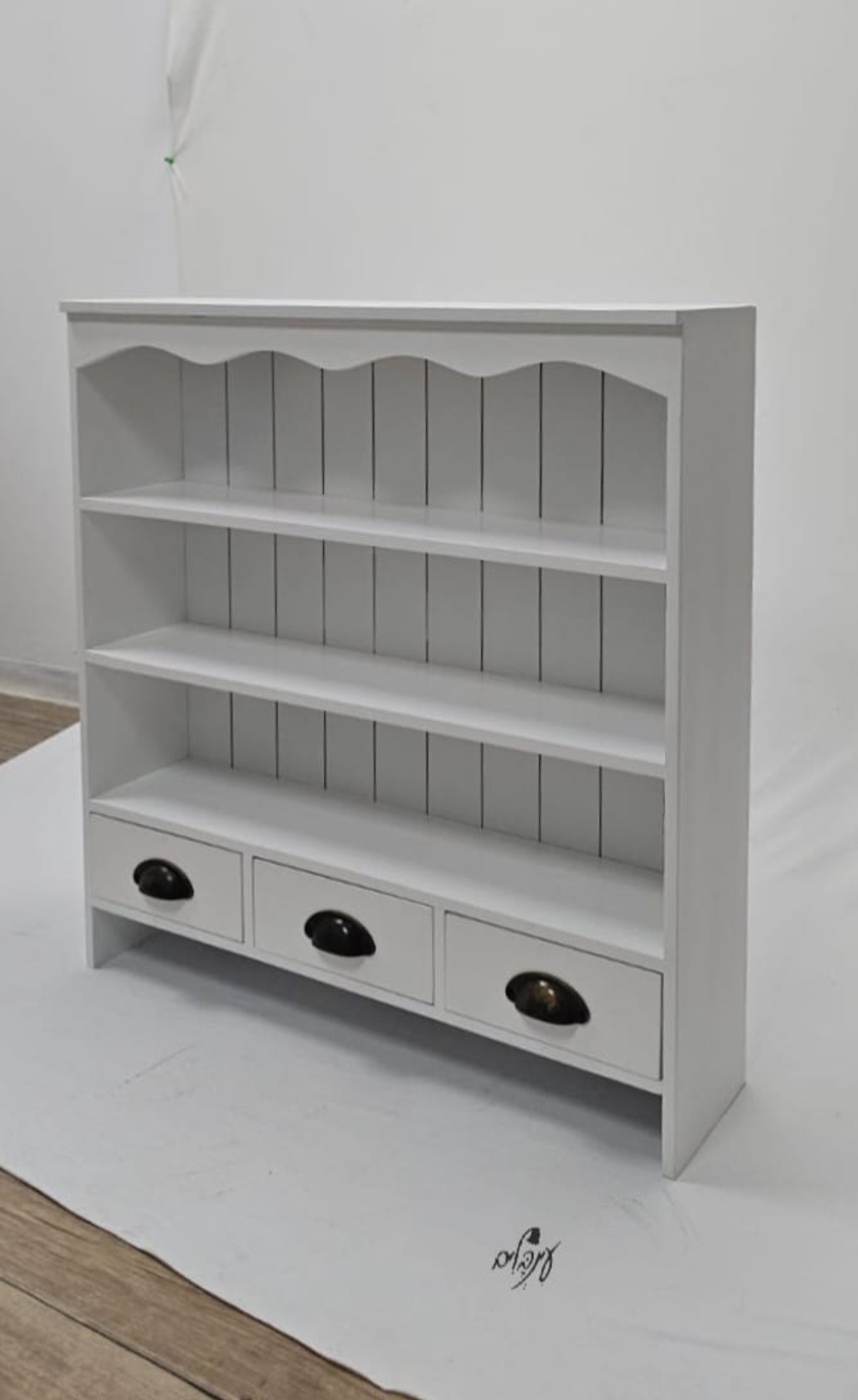 ארונית תליה לבנה