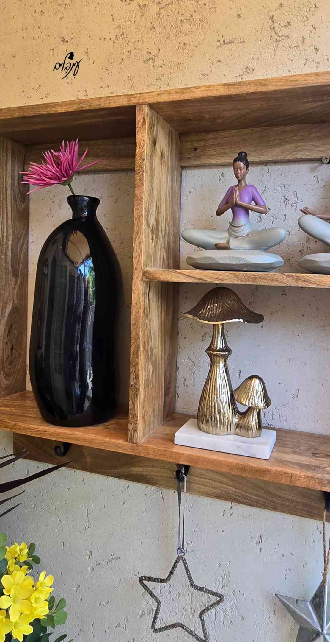 מדף מחולק מעץ