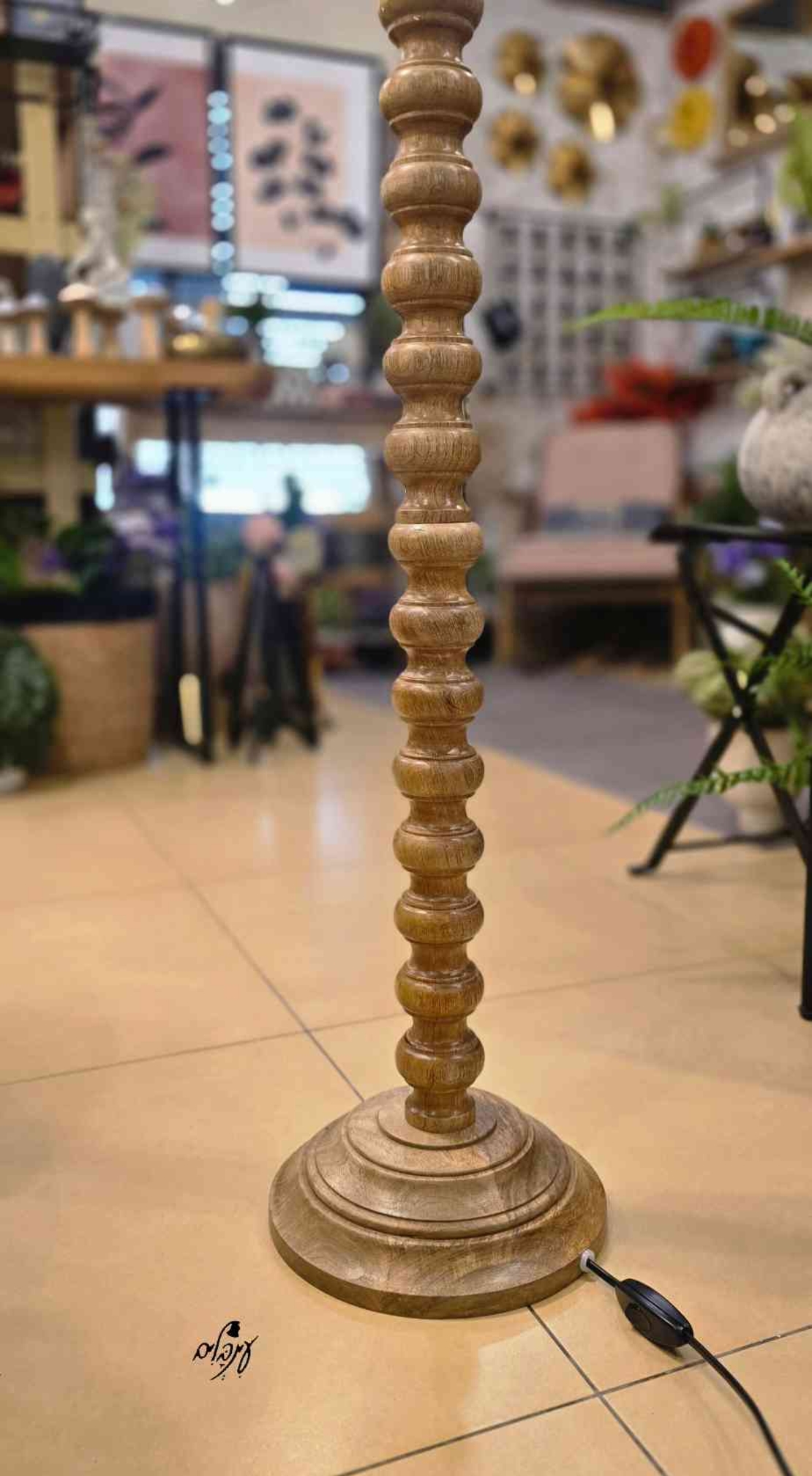 מנורת רגל חרוזי עץ
