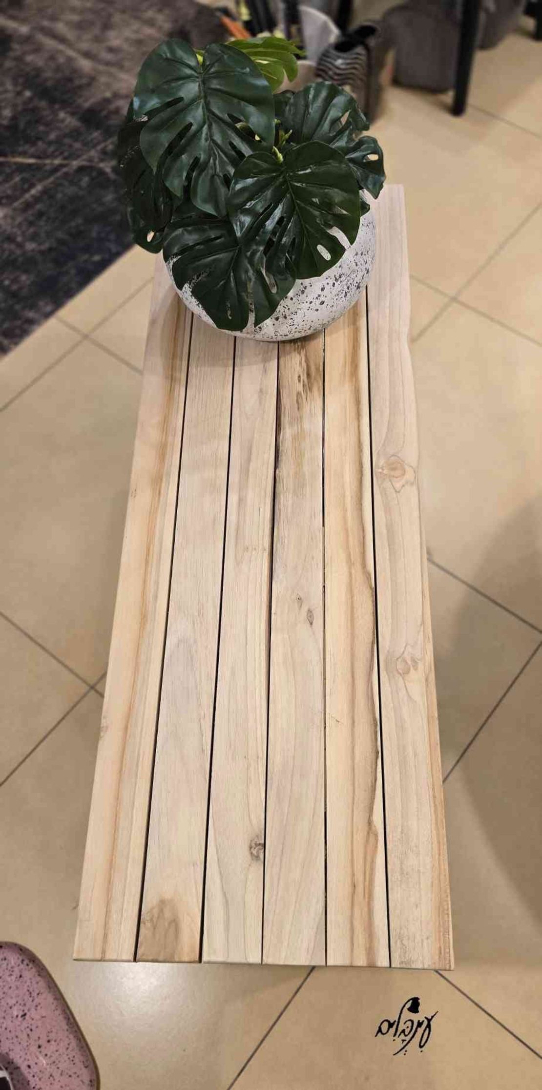 ספסל עץ טיק פסים