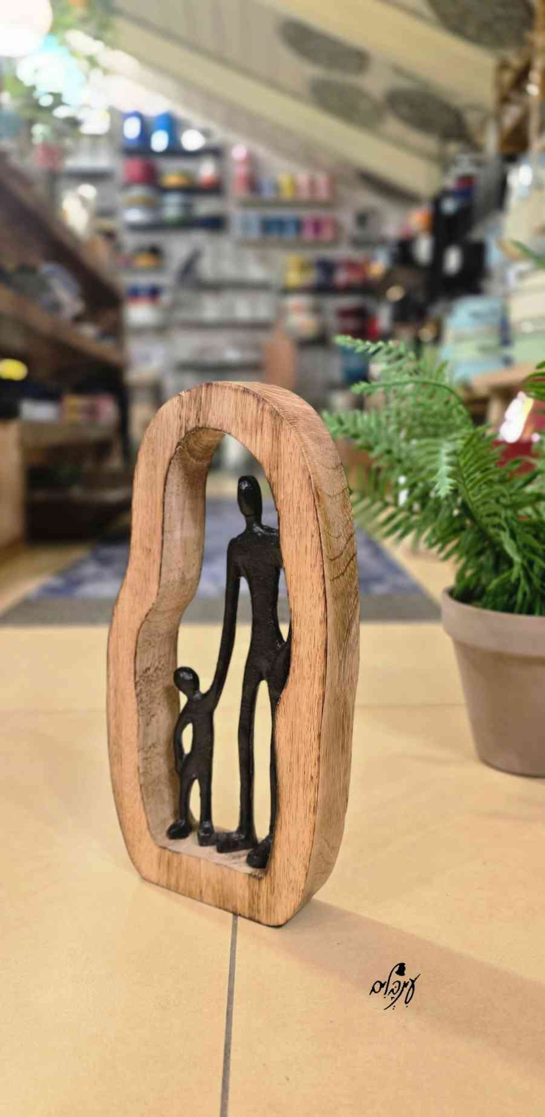 פסל אב ובן במסגרת עץ