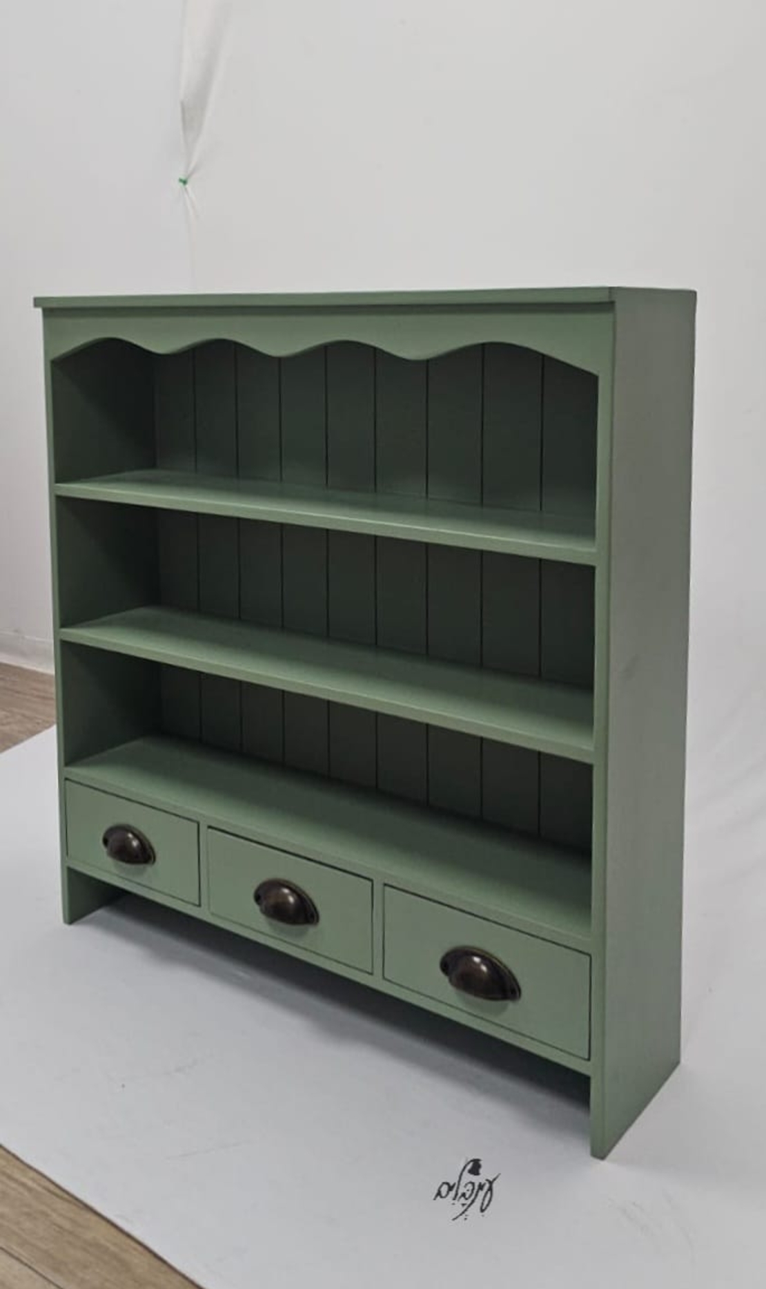 ארונית תליה ירקרקה