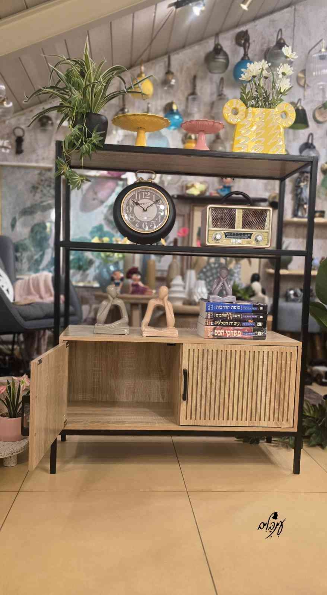 ארונית ספריה מעוצבת פסים