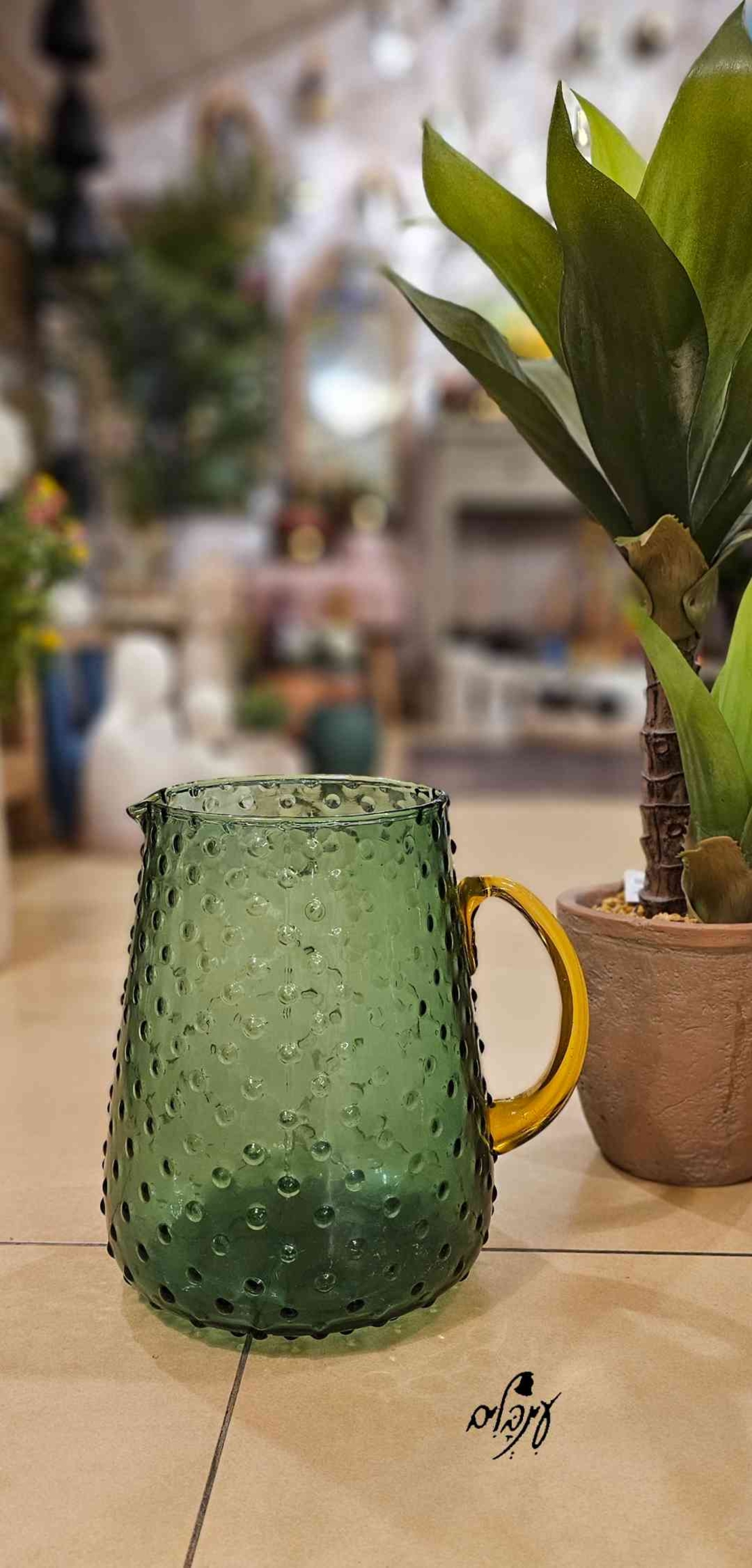 קנקן מים ירוק בועות