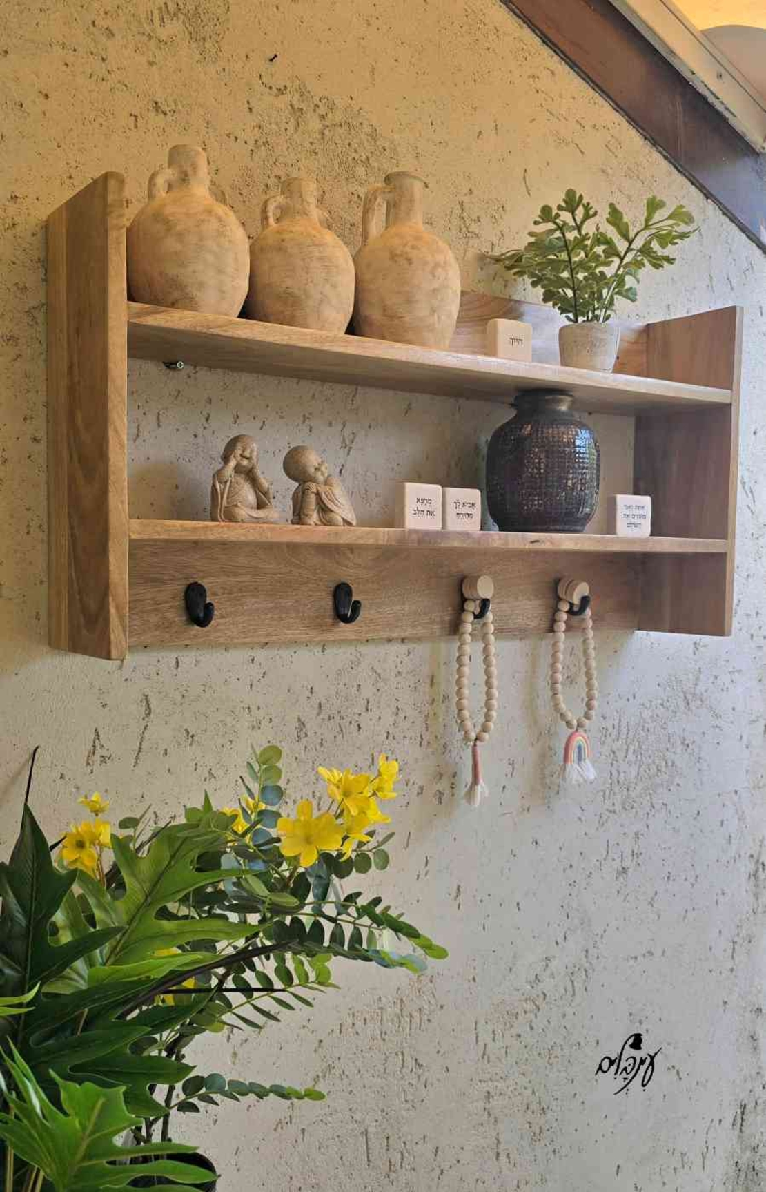 מדף קומותיים עם ווים