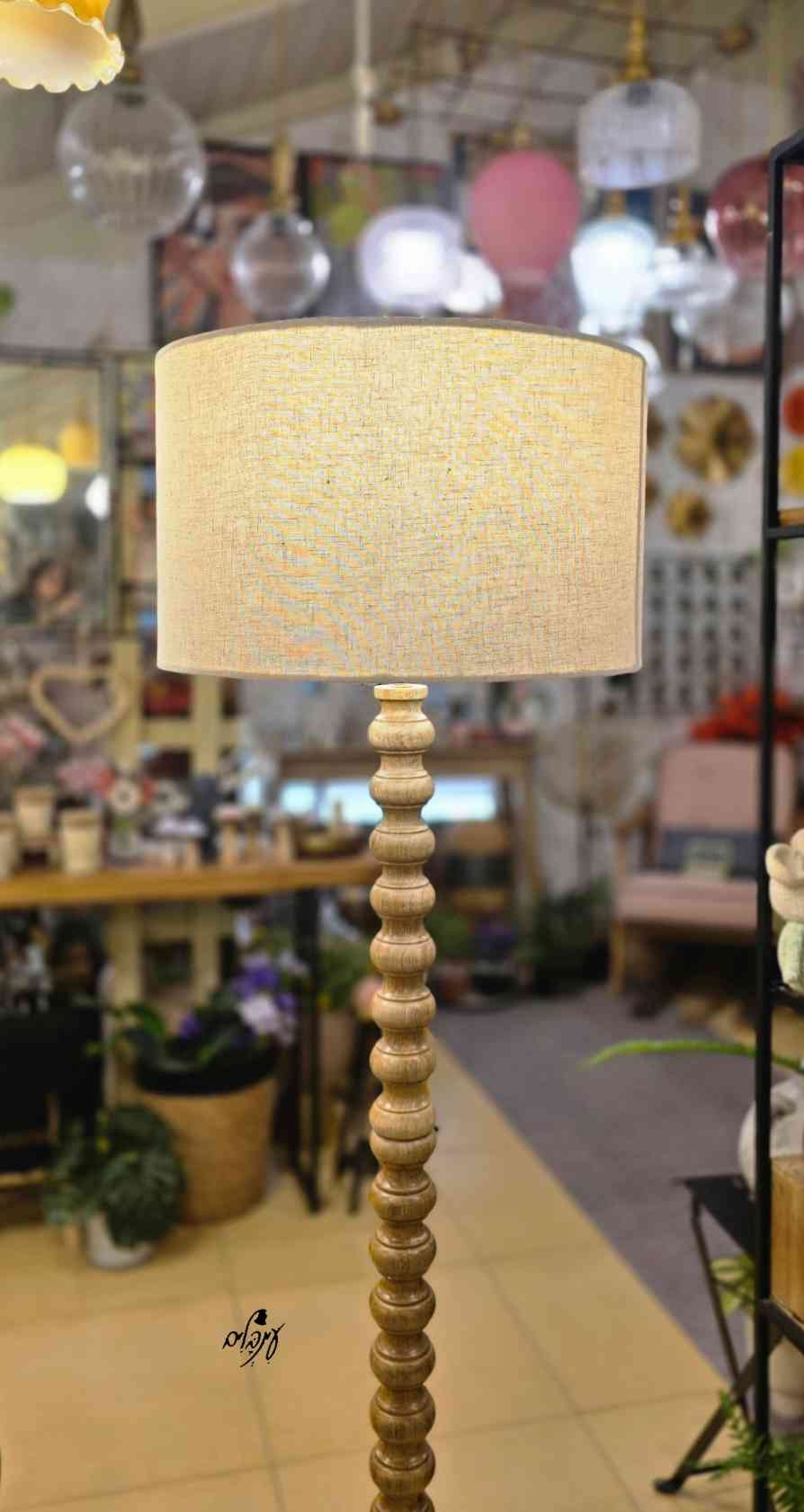 מנורת רגל חרוזי עץ