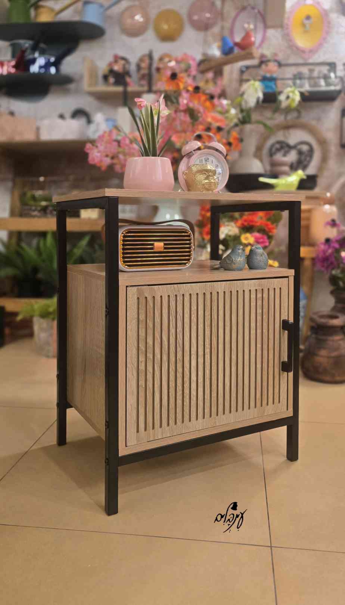 ארונית צד מעוצבת פסים שחורה