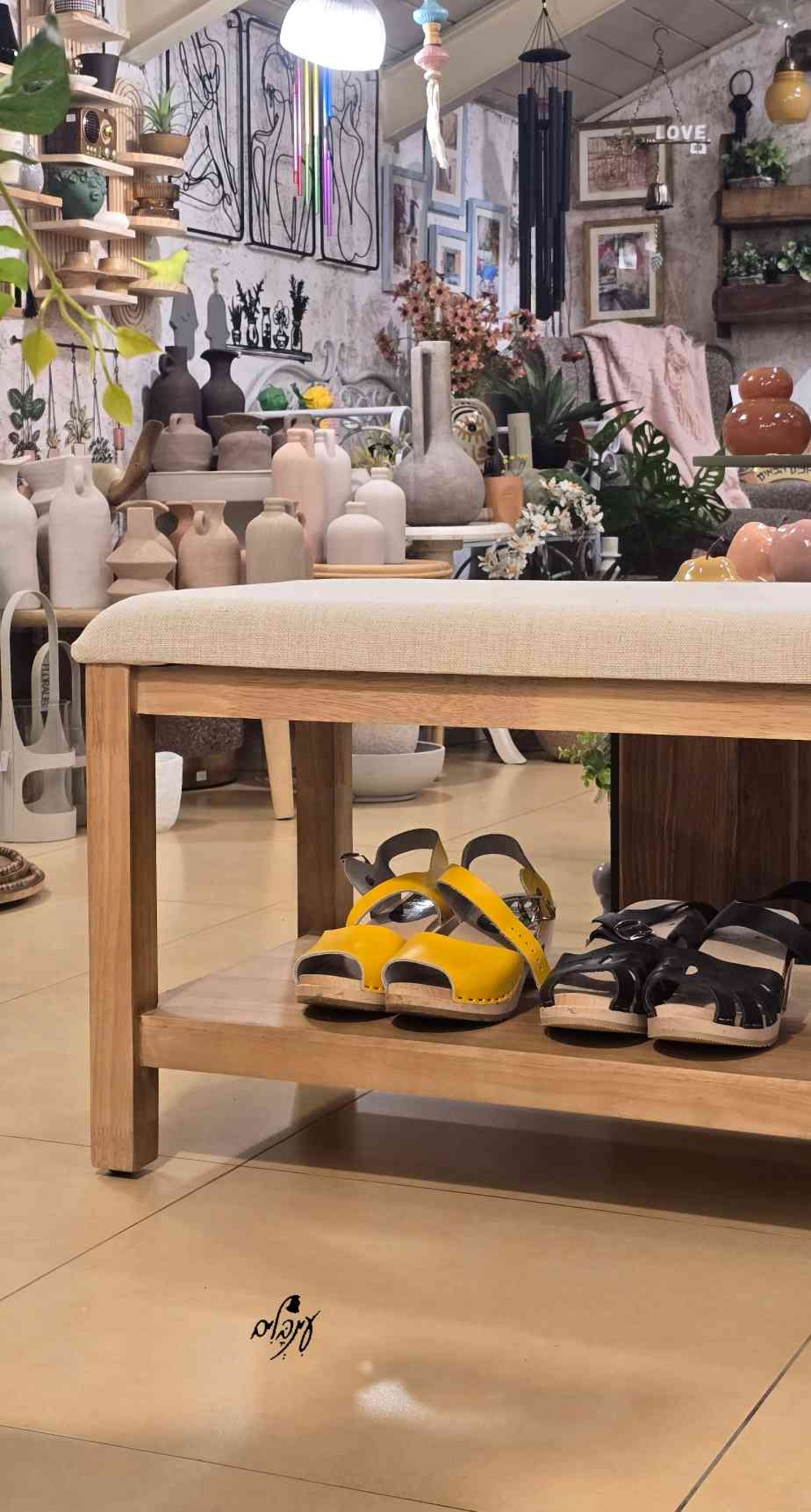 ספסל עץ מרופד