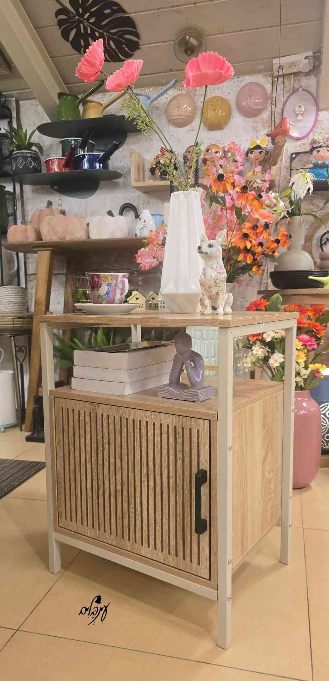 ארונית צד מעוצבת פסים לבנה