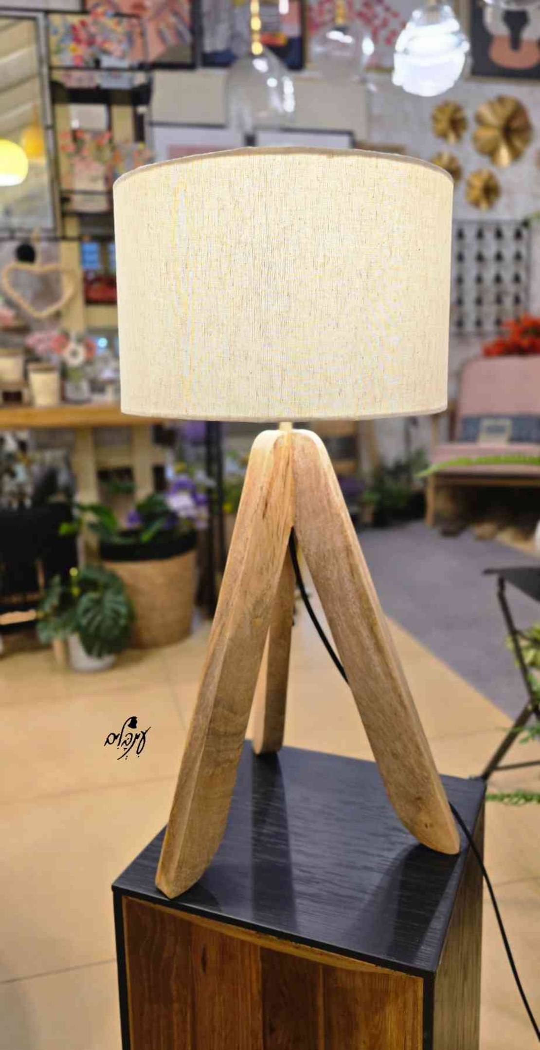 מנורת שולחן רגלי עץ