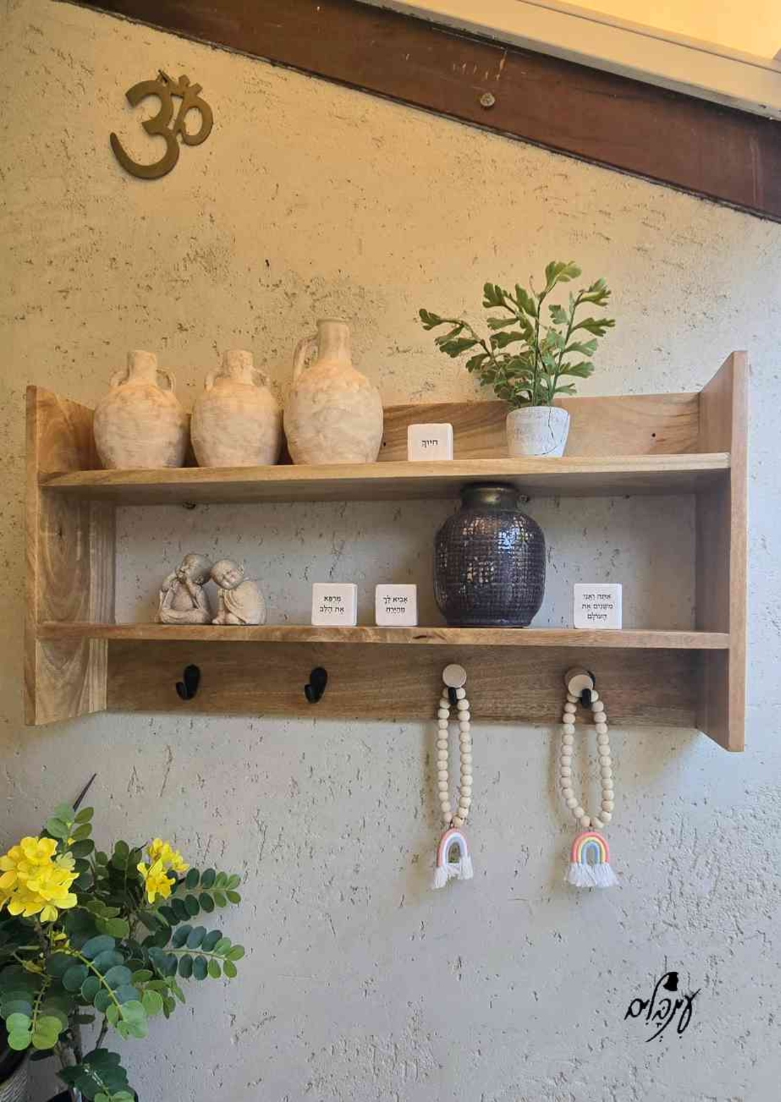 מדף קומותיים עם ווים