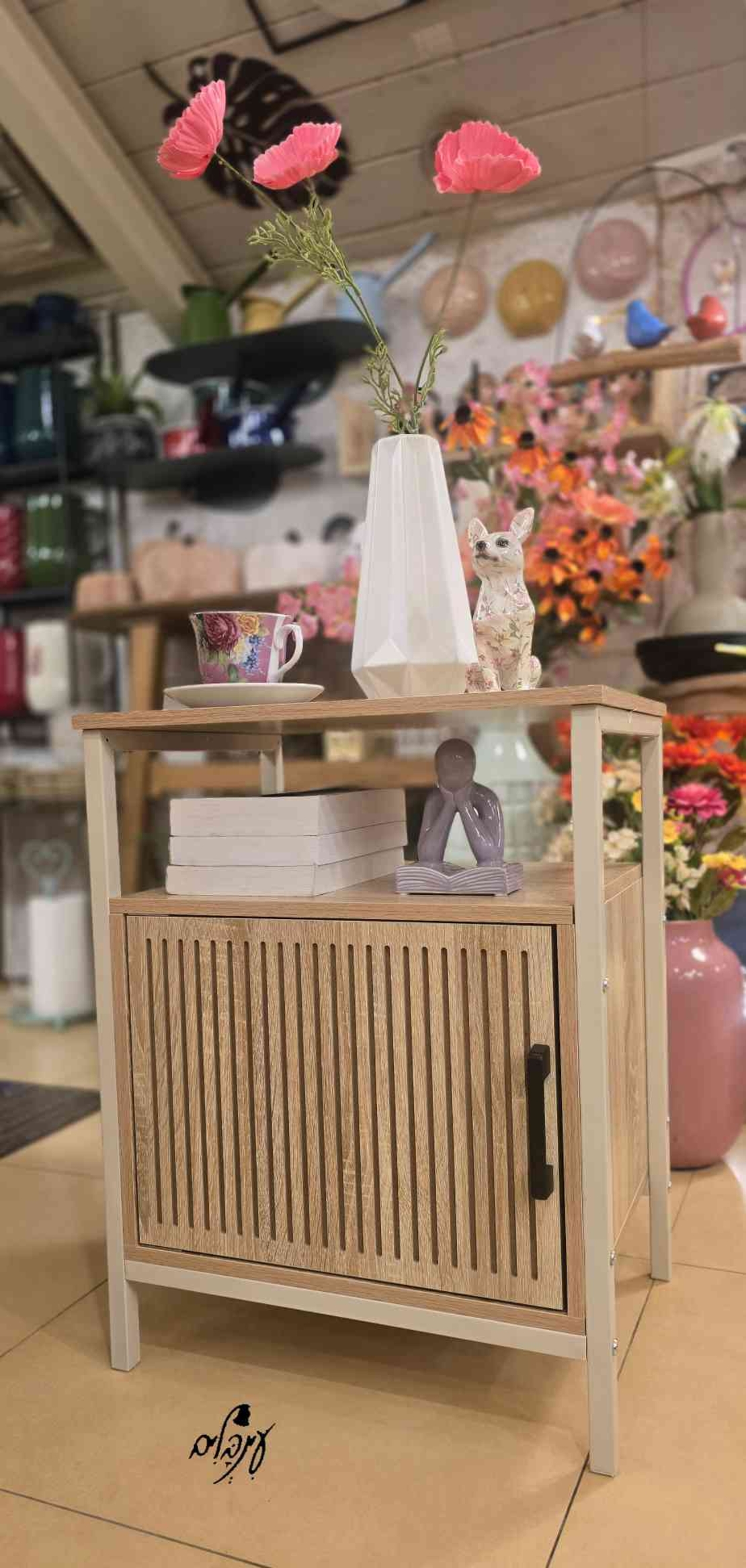 ארונית צד מעוצבת פסים לבנה