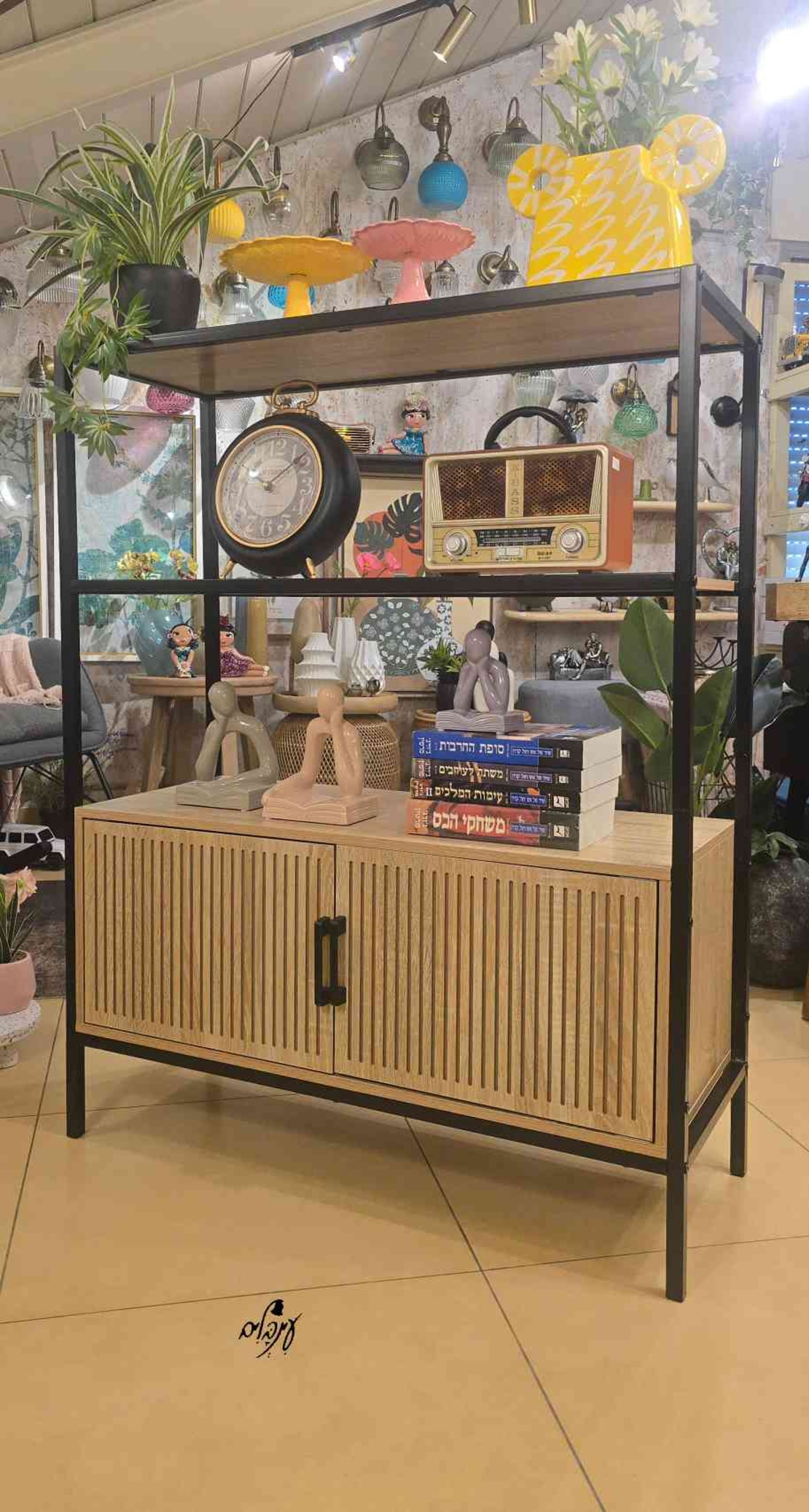 ארונית ספריה מעוצבת פסים