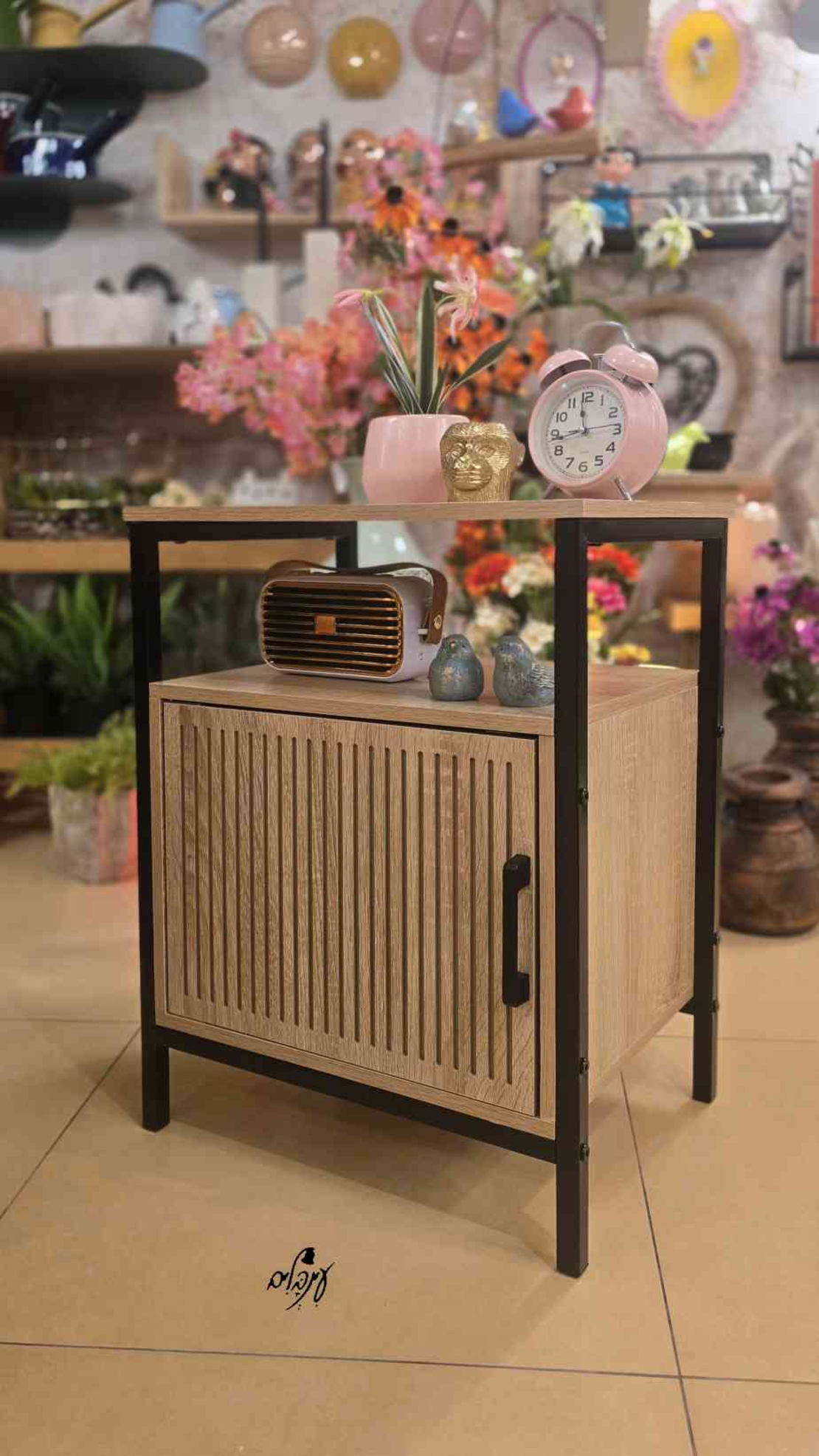 ארונית צד מעוצבת פסים שחורה