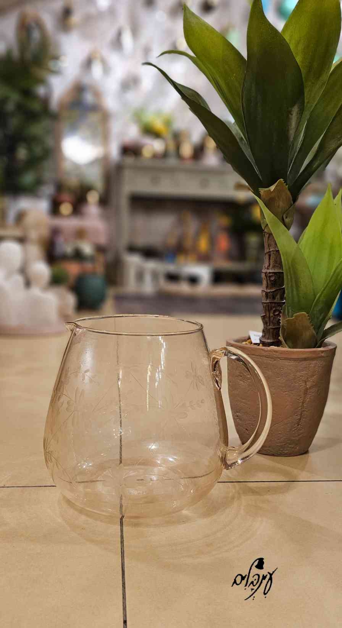 קנקן מים ורוד שקוף