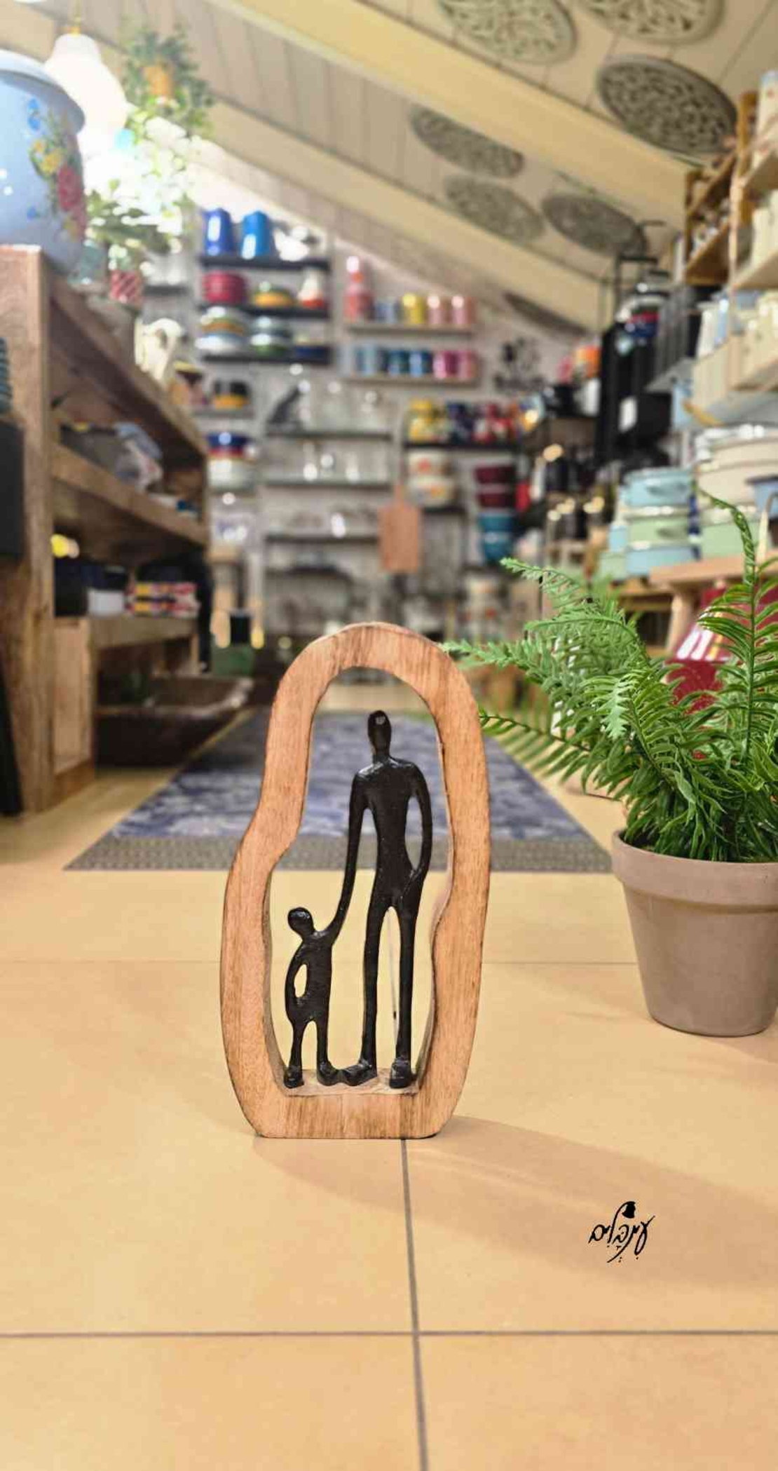 פסל אב ובן במסגרת עץ