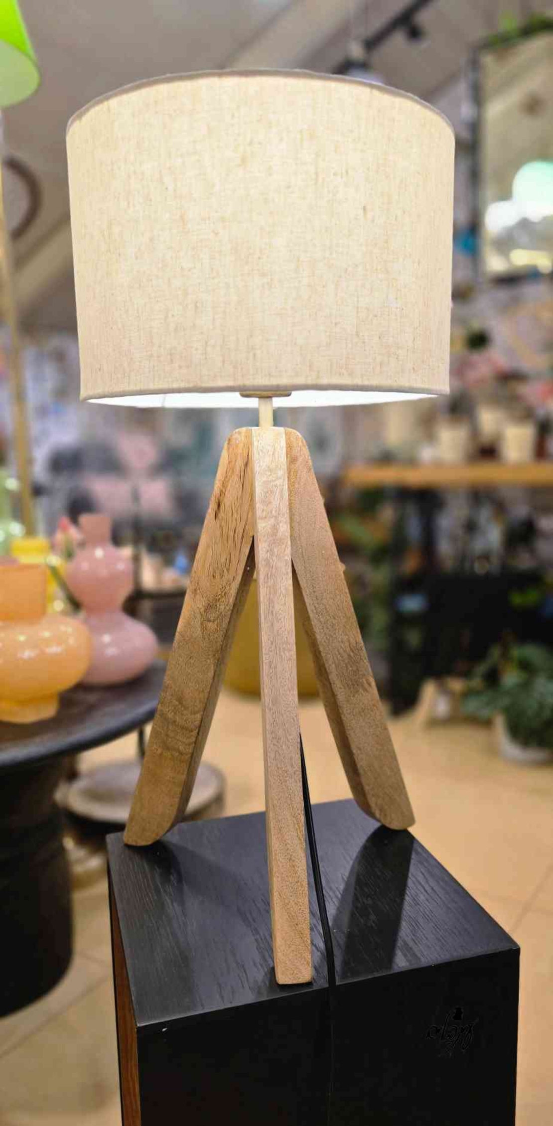 מנורת שולחן רגלי עץ