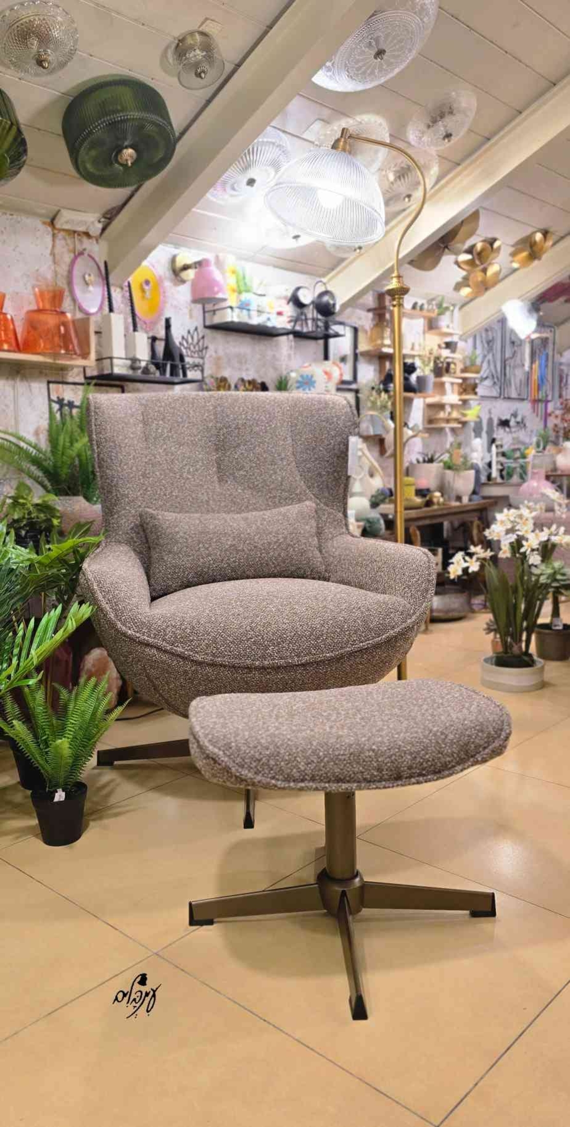 כורסת בנקר והדום